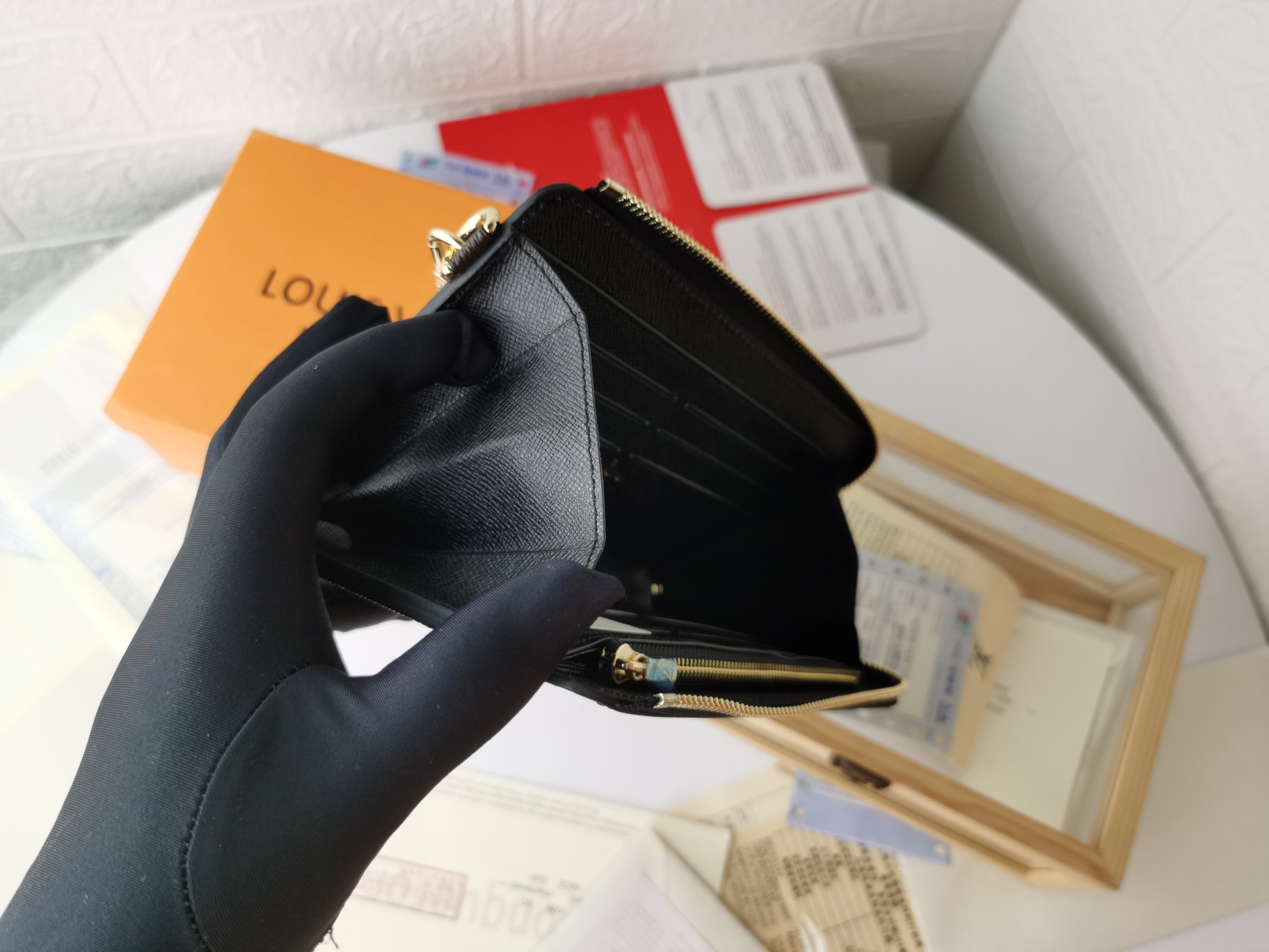 Zippy Dragonne ラウンドファスナー財布 - ルイ・ヴィトンへのオマージュ