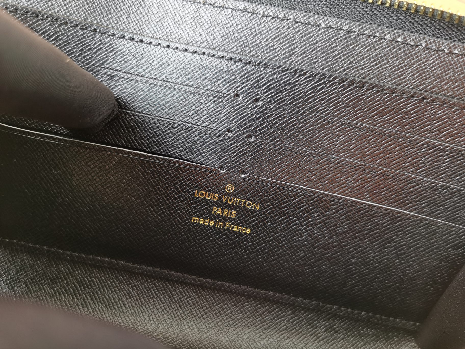 Zippy Dragonne ラウンドファスナー財布 - ルイ・ヴィトンへのオマージュ