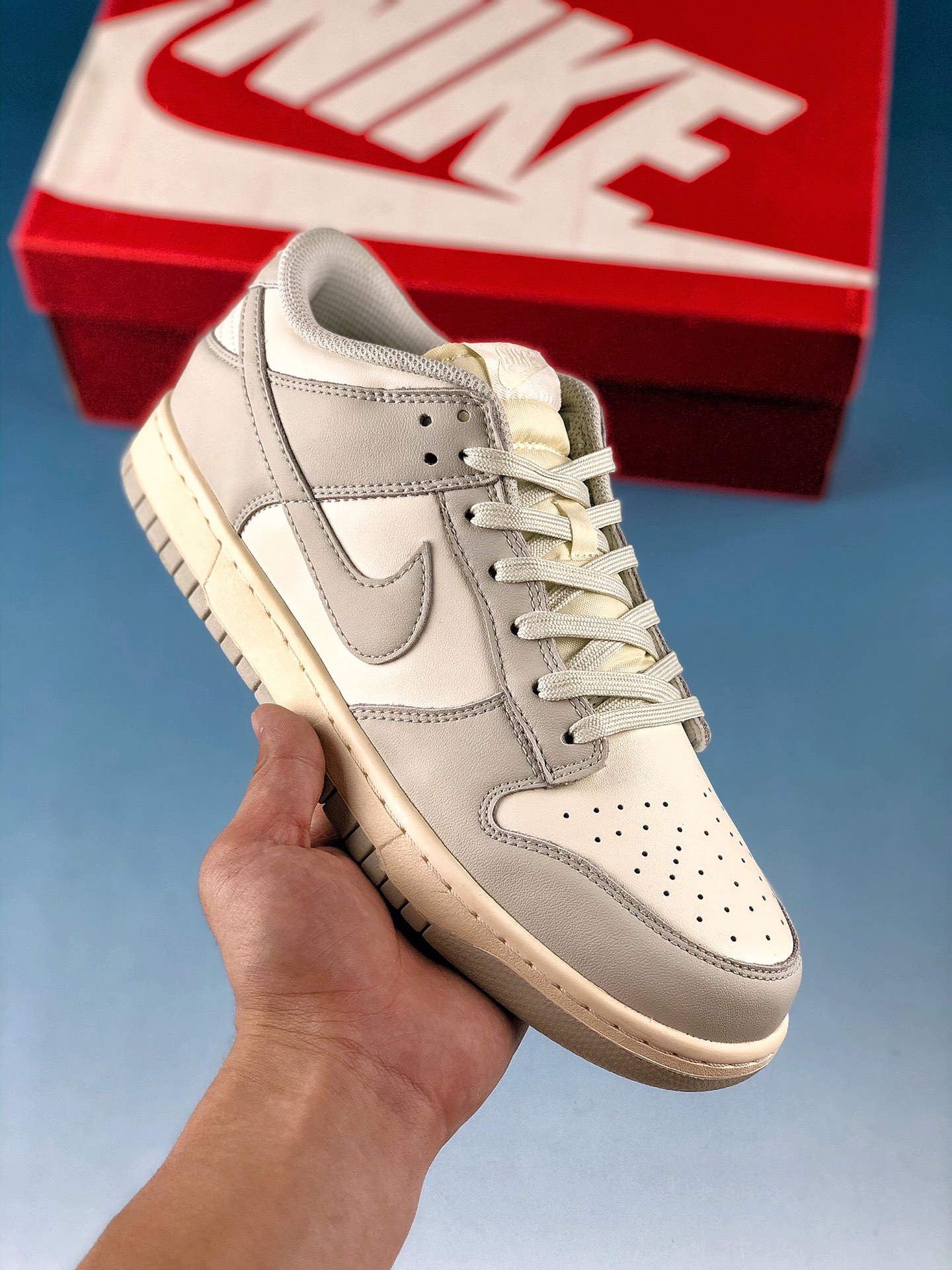 五一活动 纯原特价
本地自取 支持放店
NK Dunk LOW“Light Bone”骨白
原装头层材料 独家版型蒸餾加工
帶來的是更好的视觉和脚感体验
大厂纯原品质出货 清洁度 电绣工艺 皮料切割干净无任何毛边 细节完美
货号：DD1503 107
尺码：36 36.5 37.5 38 38.5 39 40 40.5 41 42 42.5 43 44 45 46