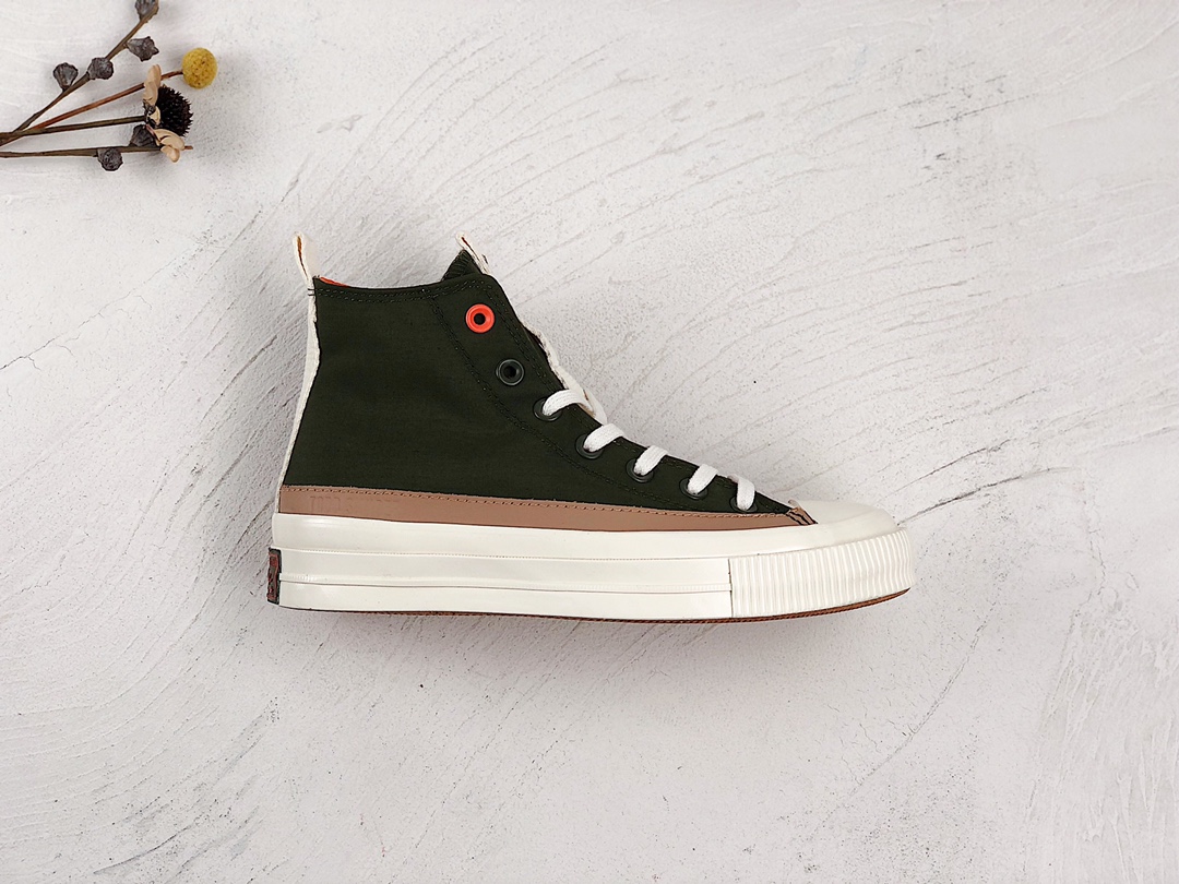 H0 Converse x Todd SnyderConverse再度携手美国著名男装设计师ToddSnyder推出全新RebelPrep联名系列。此次双方采用经典Chuck70和JackPurcell为设计蓝本，呈现出硬朗军事风的同时，也在功能上表现的十分强悍!Chuck70采用蜡感棉帆布材质打造鞋面，鞋身以棕色呈现，内衬则是亮眼的橘色，为简约的鞋身增添一抹亮眼细节。同时由于蜡感棉帆布材质的缘故，还能带来不错的的户外防水效果。侧身处搭配皮革制ChuckTaylor鞋侧徽标，鞋跟和鞋舌印有ToddSnyder字样，彰显联名。