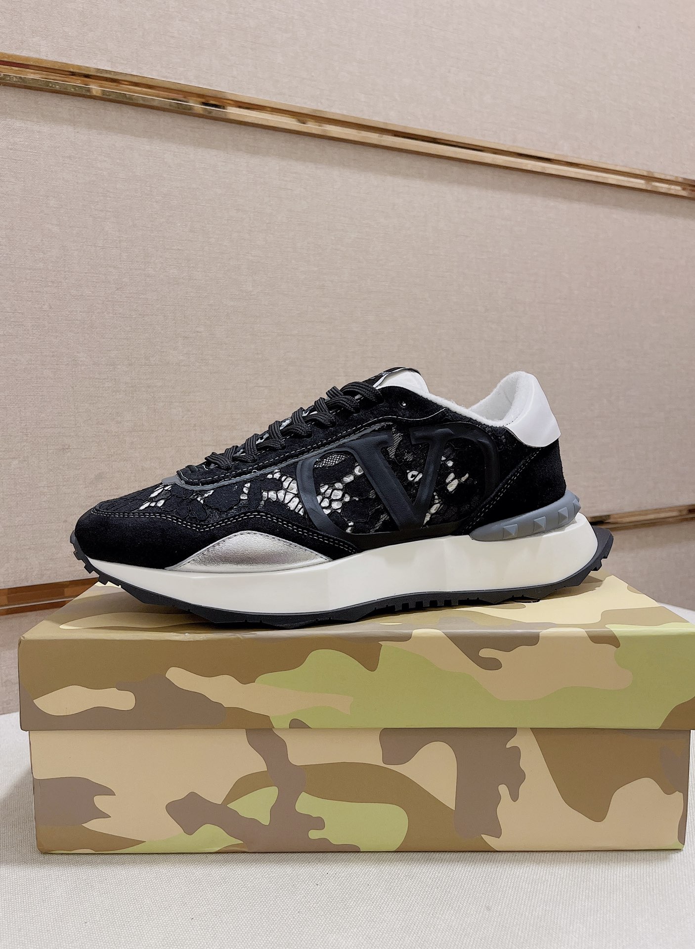 K0 高品质 华伦天奴 Valentino 款新品抢先发售‼️‼️鞋面:意大利进口胎牛皮 官网一比一网布内里、乳胶垫脚，奢华升级👞👞做工精细，柔软舒适度升级‼️更透气吸汗，鞋底采用原色聚宁脂大底，轻便舒适、防滑耐磨。超酷鞋型，上脚更耐看，更时尚百搭，潮男必备⚓️⚓