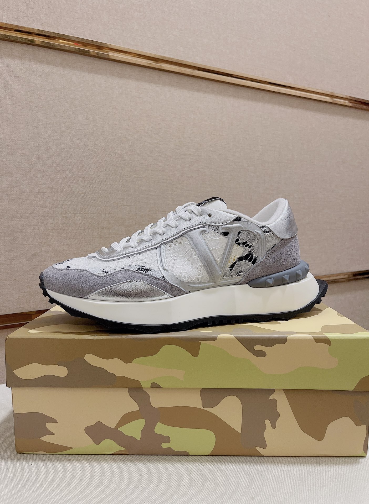 K0 高品质 华伦天奴 Valentino 款新品抢先发售‼️‼️鞋面:意大利进口胎牛皮 官网一比一网布内里、乳胶垫脚，奢华升级👞👞做工精细，柔软舒适度升级‼️更透气吸汗，鞋底采用原色聚宁脂大底，轻便舒适、防滑耐磨。超酷鞋型，上脚更耐看，更时尚百搭，潮男必备⚓️⚓