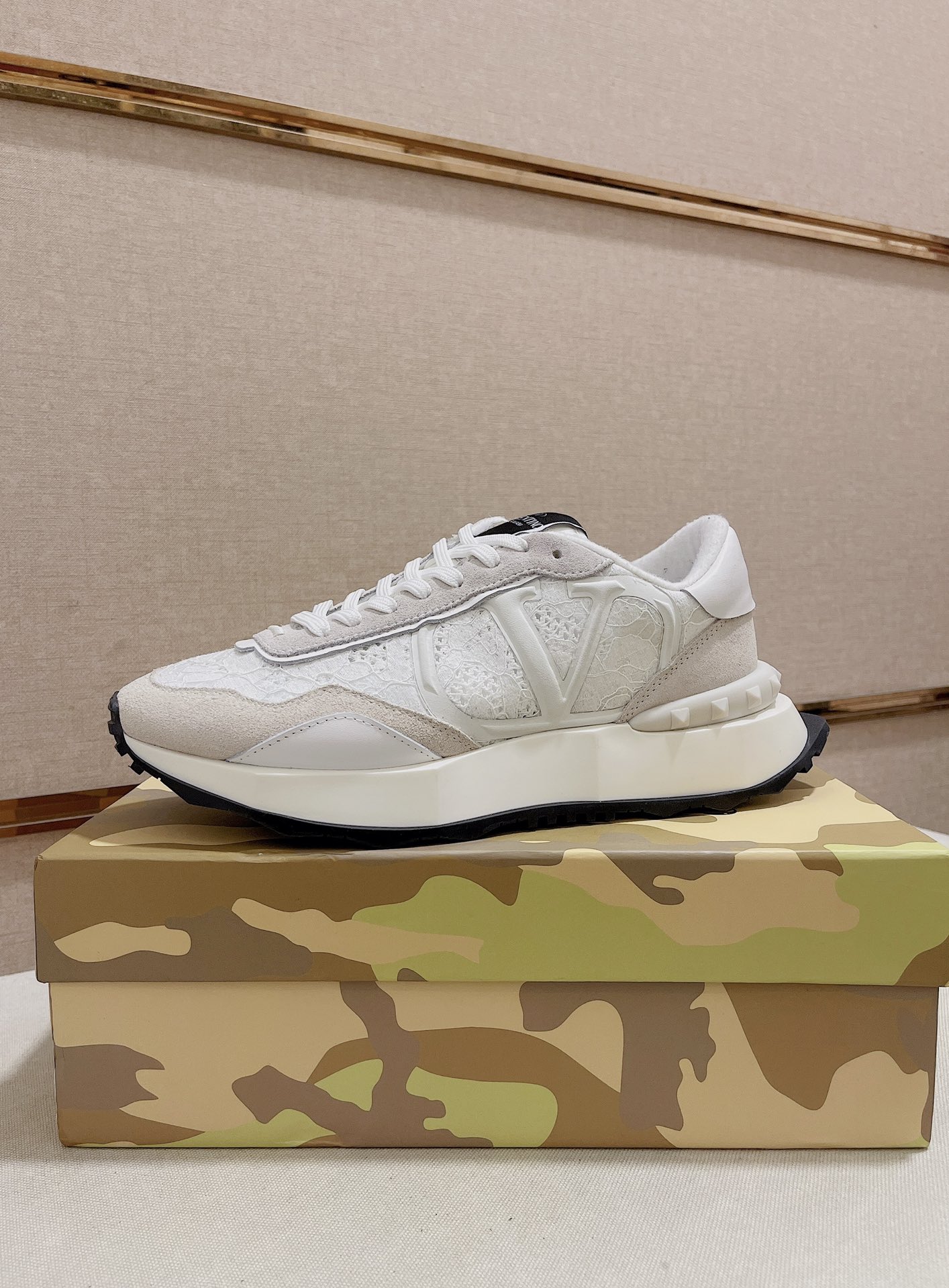 K0 高品质 华伦天奴 Valentino 款新品抢先发售‼️‼️鞋面:意大利进口胎牛皮 官网一比一网布内里、乳胶垫脚，奢华升级👞👞做工精细，柔软舒适度升级‼️更透气吸汗，鞋底采用原色聚宁脂大底，轻便舒适、防滑耐磨。超酷鞋型，上脚更耐看，更时尚百搭，潮男必备⚓️⚓