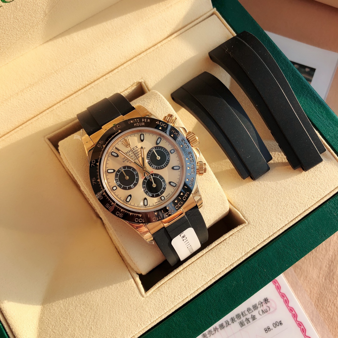 NO:393439,ROLEX-Rolex Ditona series. A masterpiece made by a large manufacturer. Each watch is strictly inspected and equipped with a super stable 4130 movement. GTC China National Inspection and Inspection Certificate, which can be checked online!  First-speed adjustment. Clocking seconds hand, 3-character 9-character small hand, original function consistent!  The original mold opening of the case is 40mm. The thickness is closest to the original 12.4mm on the market. The solid outer ring of the ceramic is connected to the speed scale (using real ceramic technology, it will not be scraped, never faded, the texture is the same as the original product) The font and the disc logo adopt a superimposed printing process, and there will be a slight bulge when viewed from the side. The background color pattern of the disc has been filtered and corrected countless times to ensure that it is 100% consistent with the original. The Rolex metal LOGO on it is opened separately, whether it is three-dimensional or round, can be PK original. Easy to read Chroma light luminous display is equipped with long-term luminous substance. The mirror flat sapphire crystal glass is anti-scratch, and the effect is never ghosted, which is consistent with the authentic product. The six-character authentic product is consistent with the anti-counterfeiting small crown (note the details) The buckle is made of imported stainless steel 1:1 loose pieces. The inside of the lasagna  Corrosion Rolex steel stamps External authentic buckle safety rings, perfect in every detail!  With a full set of top-notch packaging!  If you are not satisfied, support for return and exchange, lifelong warranty!  ,,rolex19860909批 ROLEX-劳力士迪通拿系列.鼎力巨作 大厂匠心打造 .每一块腕表均严格检测 搭载超级稳定4130机芯.GTC中国国检检测证书,联网可查！一档调时.计时秒针 3字位9字位小针 功能原装一致！表壳原版开模,表盘尺寸40mm.厚度目前市面上最接近原装的12.4mm.陶质实心外圈连计速刻度（采用真陶瓷工艺 刮不花 永不退色 质感和正品一致）功能盘字体和盘面logo采用叠加印刷工艺,从侧面观察会有微微隆起之感.盘面的底色纹路经过无数次过滤改正,确保百分百吻合与原装.其上的劳力士金属LOGO单独开模,无论是立体感还是圆润度均可PK原装 易读Chroma light夜光显示 配长效夜光物质.表镜平形蓝宝石水晶玻璃 抗刮损,效果绝不重影,吻合正品.六字位正品一致的有防伪的小皇冠（注意细节）表扣采用进口精钢1:1散件打磨而成 拉沙内侧 腐蚀劳力士钢印 外置正品一模一样的表扣保险环,完美在每一个细节！配全套顶级包装！不满意支持退换,终身保修！,,rolex,Watch