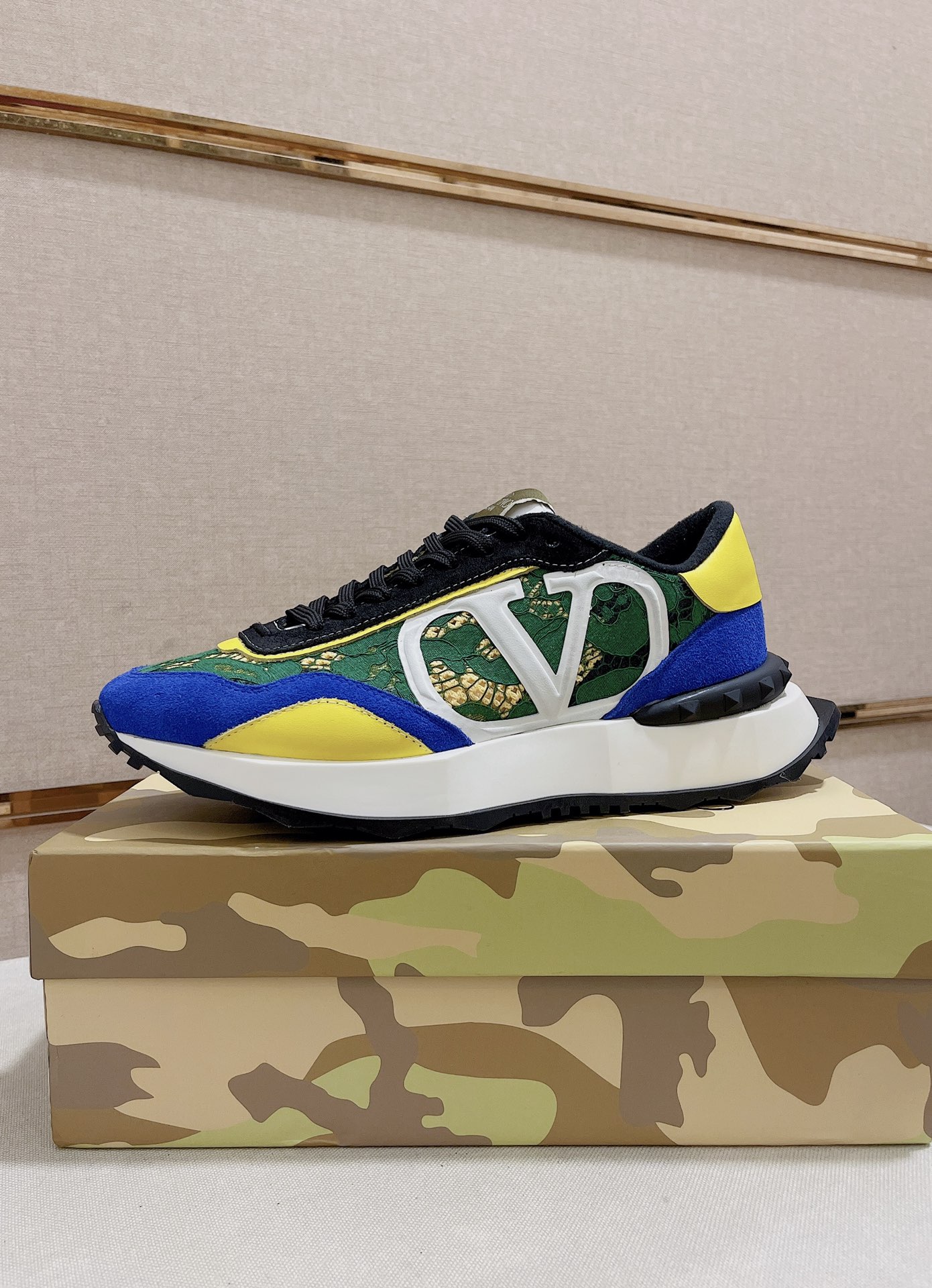 K0 高品质 华伦天奴 Valentino 款新品抢先发售‼️‼️鞋面:意大利进口胎牛皮 官网一比一网布内里、乳胶垫脚，奢华升级👞👞做工精细，柔软舒适度升级‼️更透气吸汗，鞋底采用原色聚宁脂大底，轻便舒适、防滑耐磨。超酷鞋型，上脚更耐看，更时尚百搭，潮男必备⚓️⚓