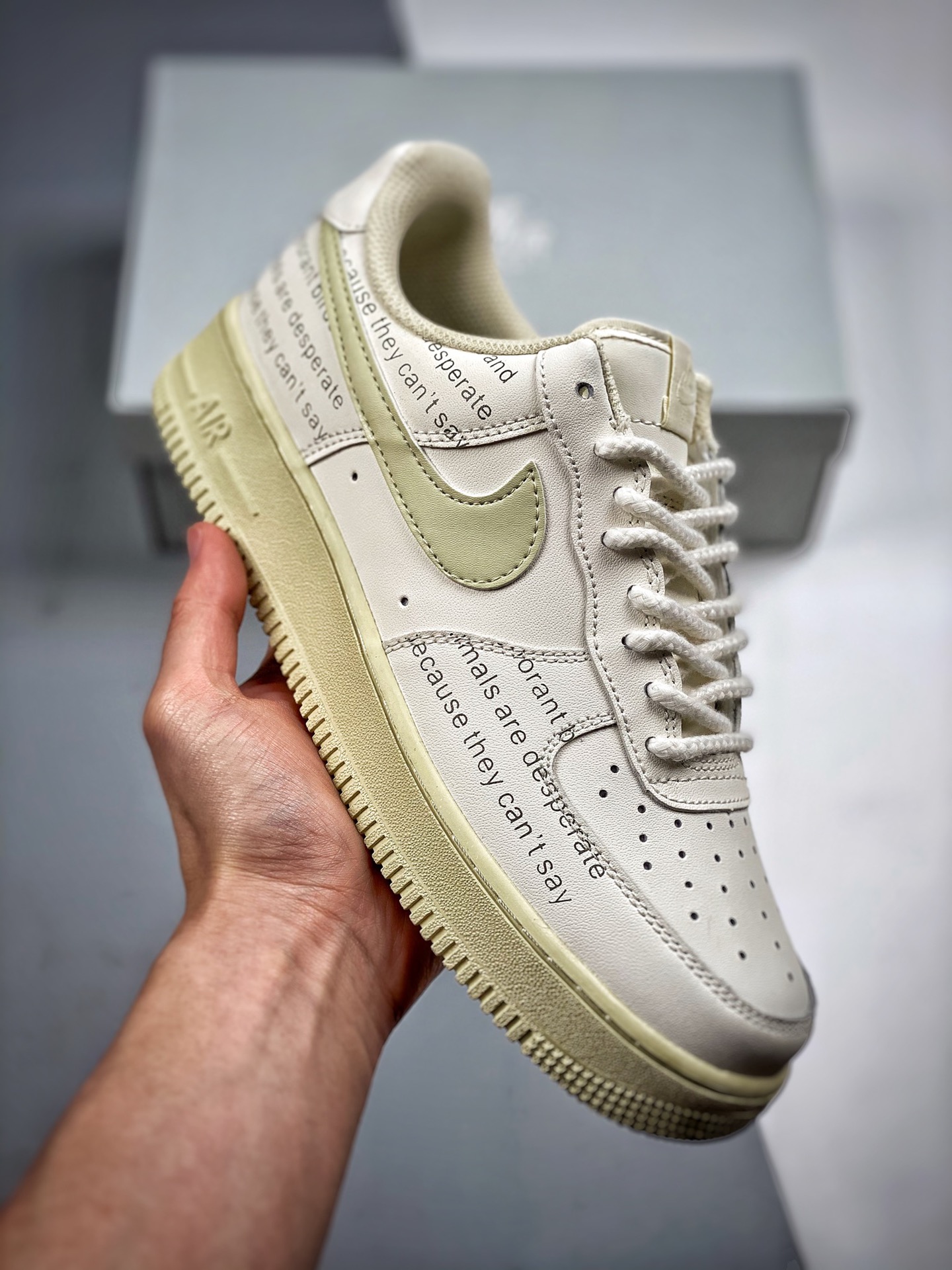 -3 Nike Air Force 1 Low '07 Blanco Crema Letras Zapatilla casual de caña baja de la Fuerza Aérea Uno. Cuero personaliza…