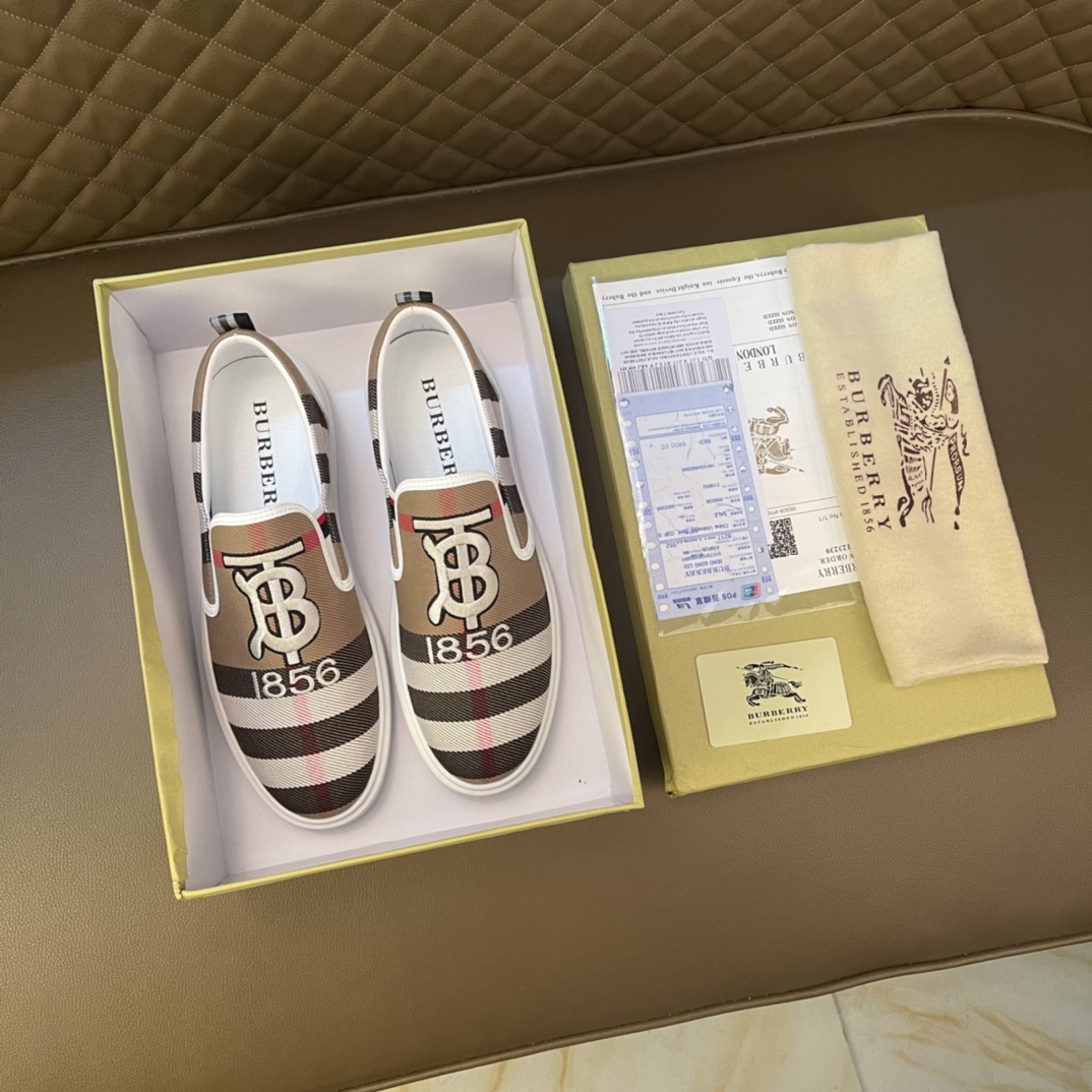 I0 巴宝莉 Burberry 经典休闲鞋2022休闲运动男鞋，懒人套脚板鞋 帆船鞋 全新米兰时装时尚的设计，完美做工，原版复刻 骑士花纹 材质：头层牛皮柔软舒适，羊皮鞋垫，适合户外青年跑步户外司机驾车鞋 套脚方便 懒人乐福首选原版橡胶耐磨大底，男鞋