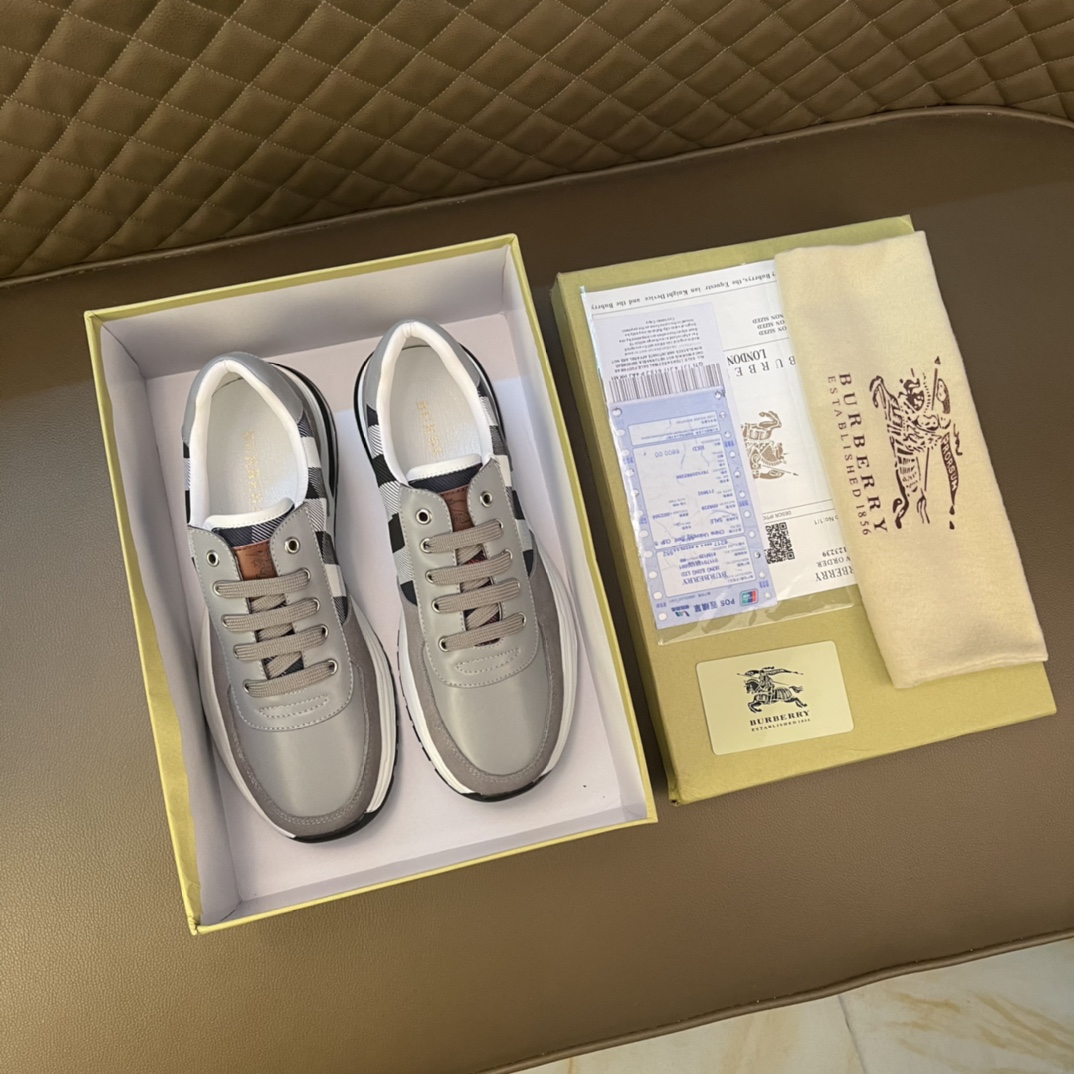 I5    Burberry 巴宝莉 经典休闲鞋2022休闲运动男鞋，懒人套脚板鞋 帆船鞋 全新米兰时装时尚的设计，完美做工，原版复刻 骑士花纹😍 材质：头层牛皮柔软舒适，羊皮鞋垫，适合户外青年跑步🏃户外司机驾车鞋 🚗套脚方便 懒人乐福首选原版橡胶耐磨大底，男鞋