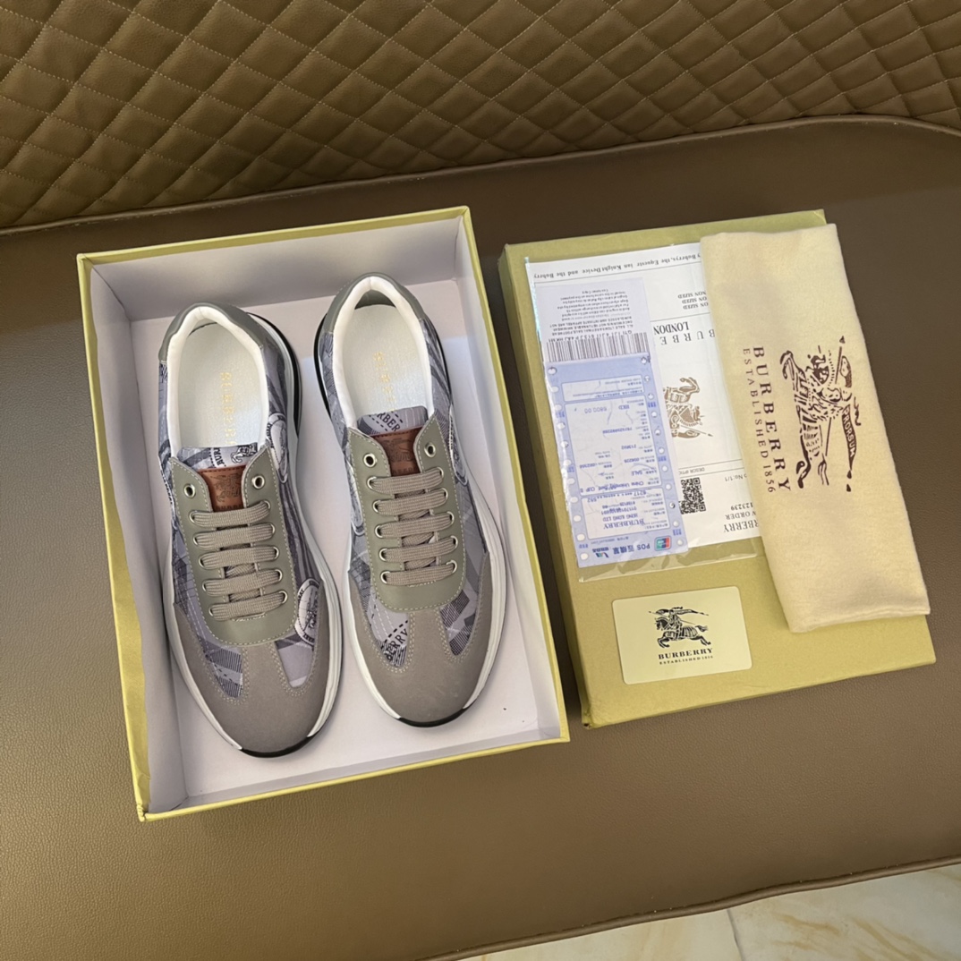 I5    Burberry 巴宝莉 经典休闲鞋2022休闲运动男鞋，懒人套脚板鞋 帆船鞋 全新米兰时装时尚的设计，完美做工，原版复刻 骑士花纹😍 材质：头层牛皮柔软舒适，羊皮鞋垫，适合户外青年跑步🏃户外司机驾车鞋 🚗套脚方便 懒人乐福首选原版橡胶耐磨大底，男鞋