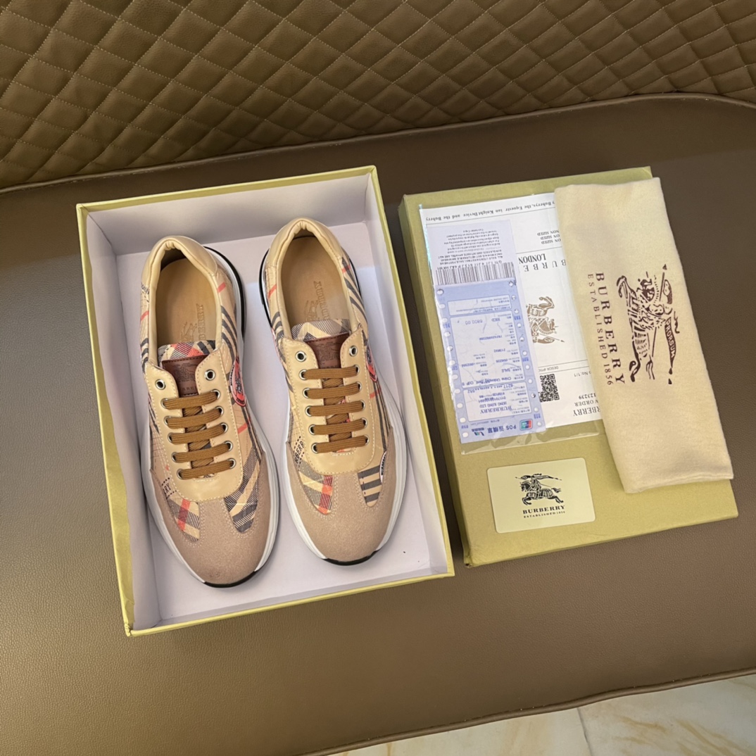 I5    Burberry 巴宝莉 经典休闲鞋2022休闲运动男鞋，懒人套脚板鞋 帆船鞋 全新米兰时装时尚的设计，完美做工，原版复刻 骑士花纹😍 材质：头层牛皮柔软舒适，羊皮鞋垫，适合户外青年跑步🏃户外司机驾车鞋 🚗套脚方便 懒人乐福首选原版橡胶耐磨大底，男鞋