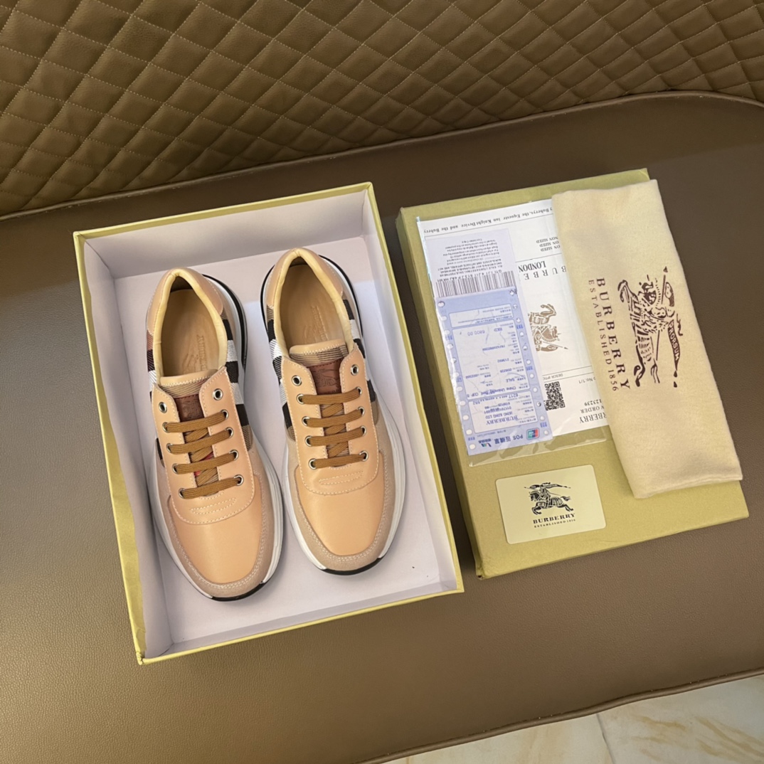 I5    Burberry 巴宝莉 经典休闲鞋2022休闲运动男鞋，懒人套脚板鞋 帆船鞋 全新米兰时装时尚的设计，完美做工，原版复刻 骑士花纹😍 材质：头层牛皮柔软舒适，羊皮鞋垫，适合户外青年跑步🏃户外司机驾车鞋 🚗套脚方便 懒人乐福首选原版橡胶耐磨大底，男鞋