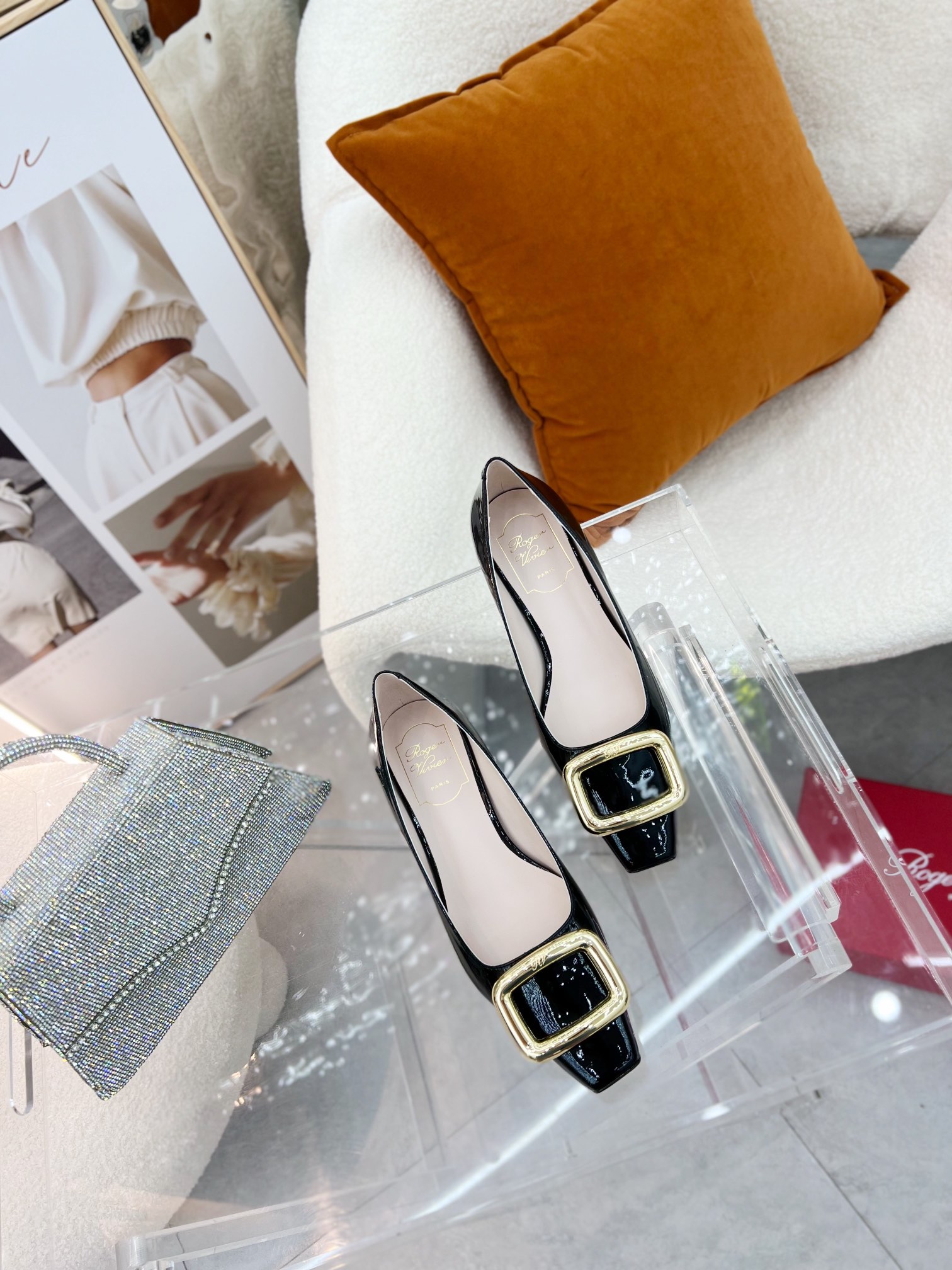 NO:616673,¨The new series of square buckle single shoes in the counter is new ★★★★★ A high-end style, the new metal square buckle is luxurious and exquisite on the feet, full of high-end, suitable for commuting and socialite style. Upper patent leather lining: sheepskin lining + foot pad sheepskin outsole Italian printed piece Shoe size: 35-40 (40 customizations are not returnable) Heel height: 2.5cm. Delivery of the latest luxury counter synchronized packaging, single shoes, sheepskin19860909¨专柜新款方扣单鞋系列上新 ★★★★★ 气质高级的一款,新款金属方扣上脚奢华精致,高级感满满,通勤风名媛风都妥 鞋面漆皮  内里: 羊皮内里+垫脚羊皮 大底意大利印刷片 鞋码: 35-40（40定制不退换） 跟高: 2.5cm. 配送豪华最新专柜同步包装,单鞋,sheepskin,Women's Shoes