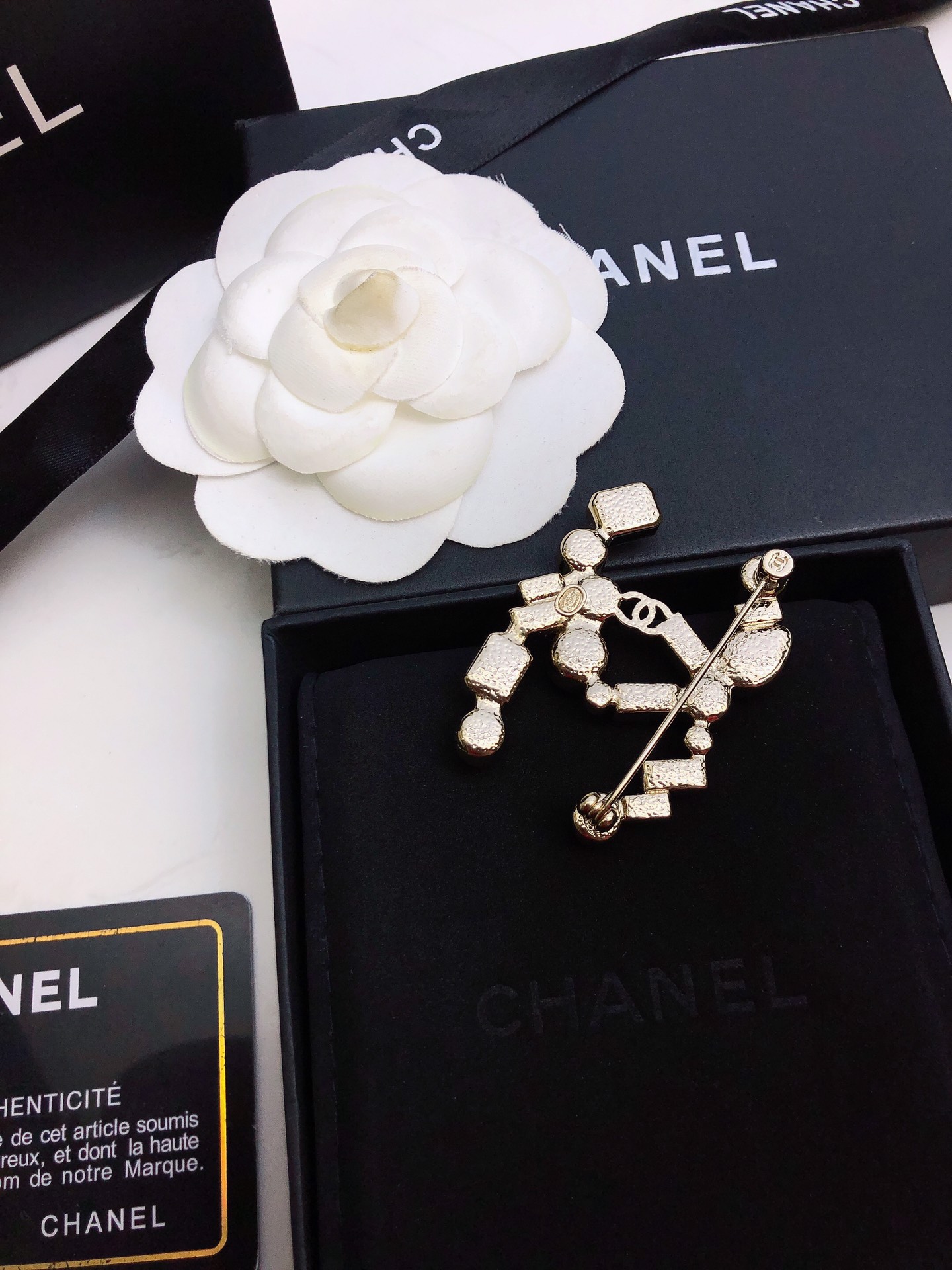 chanel crystal pearl cc brooch