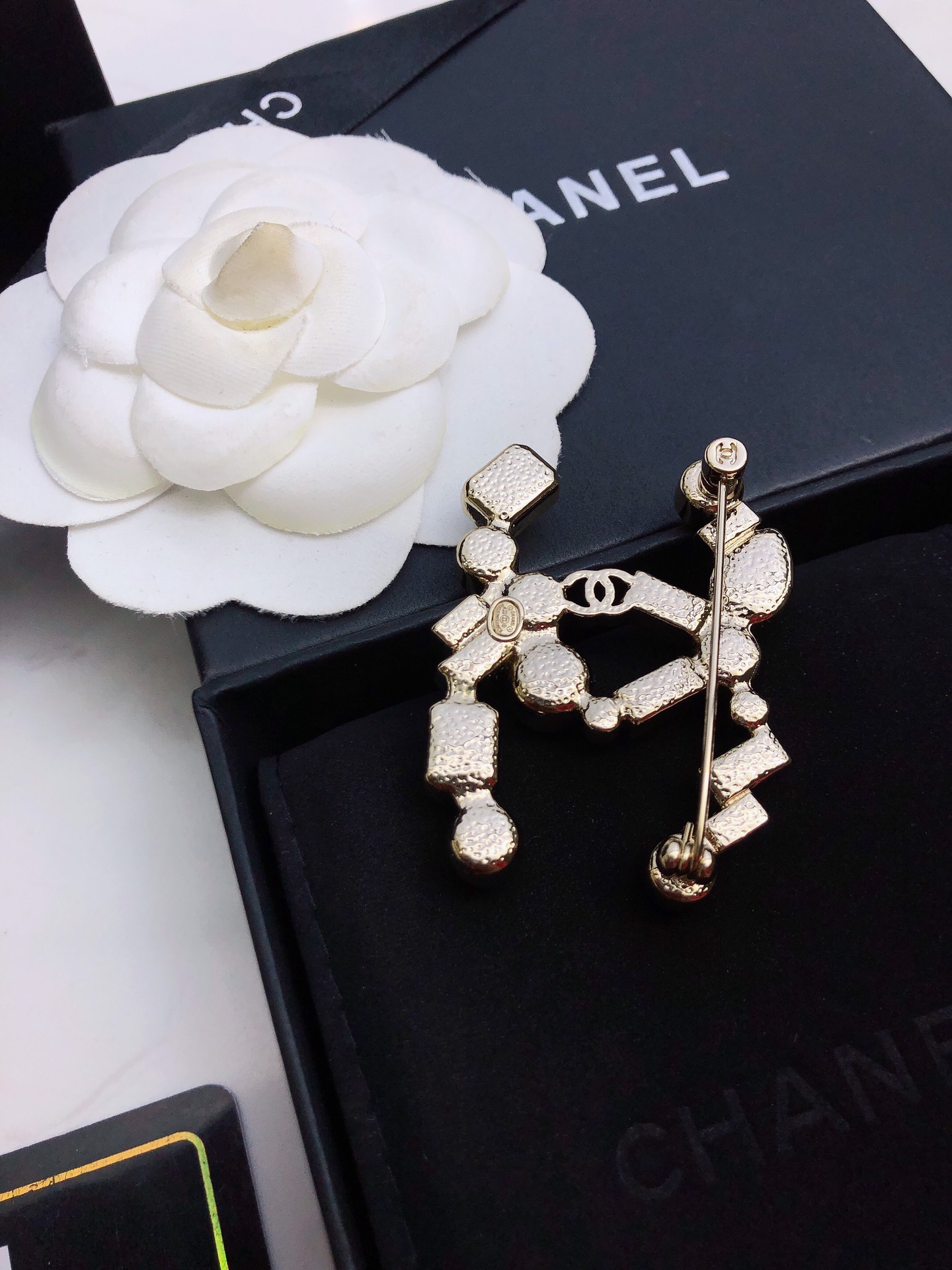 chanel crystal pearl cc brooch