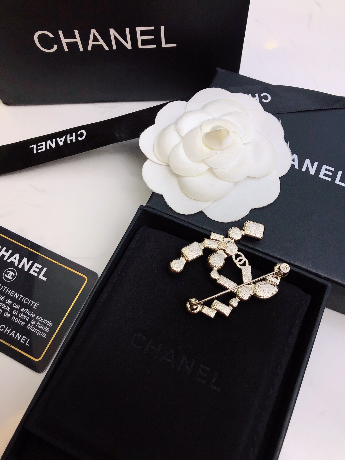 chanel crystal pearl cc brooch