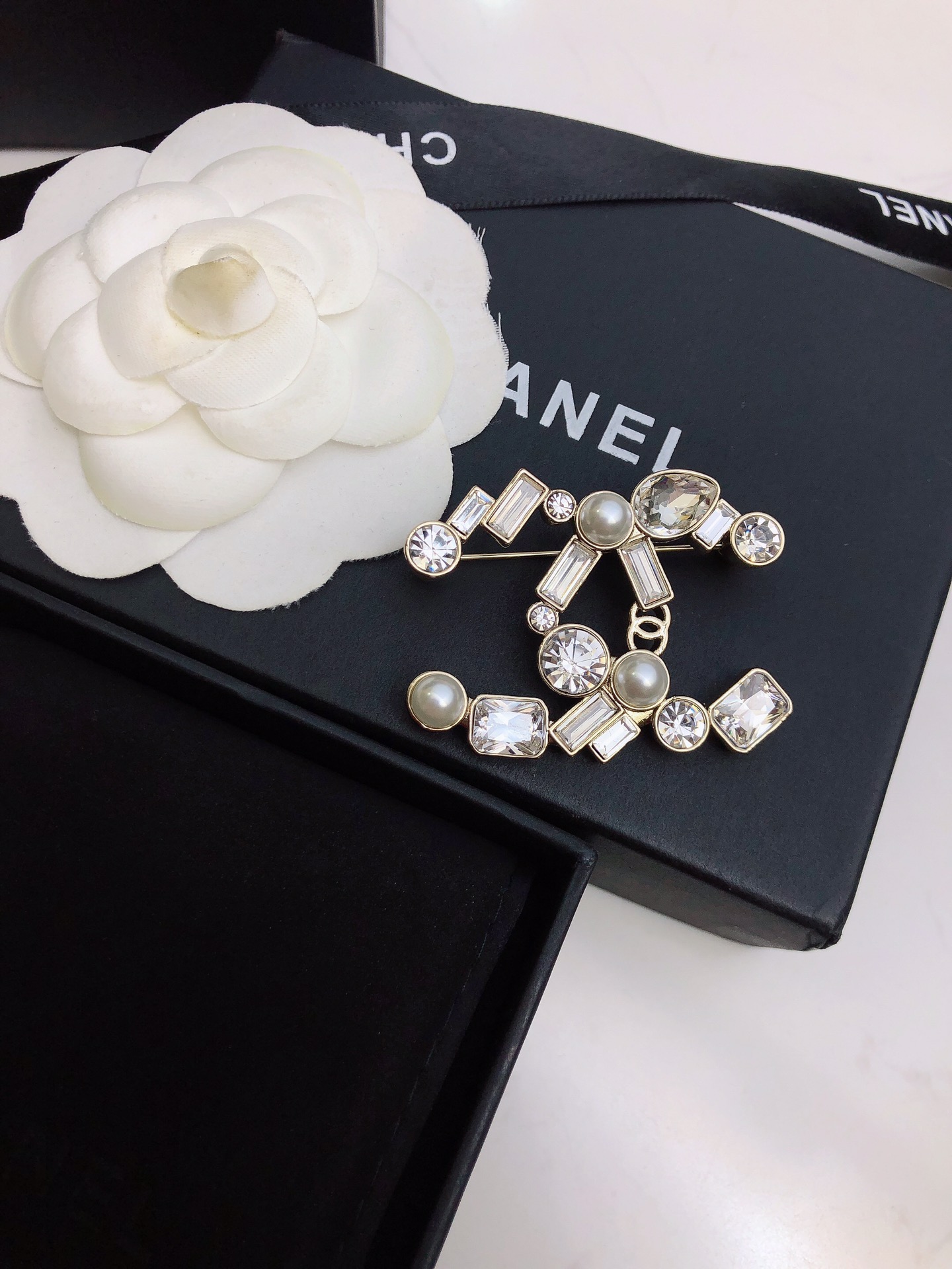chanel crystal pearl cc brooch