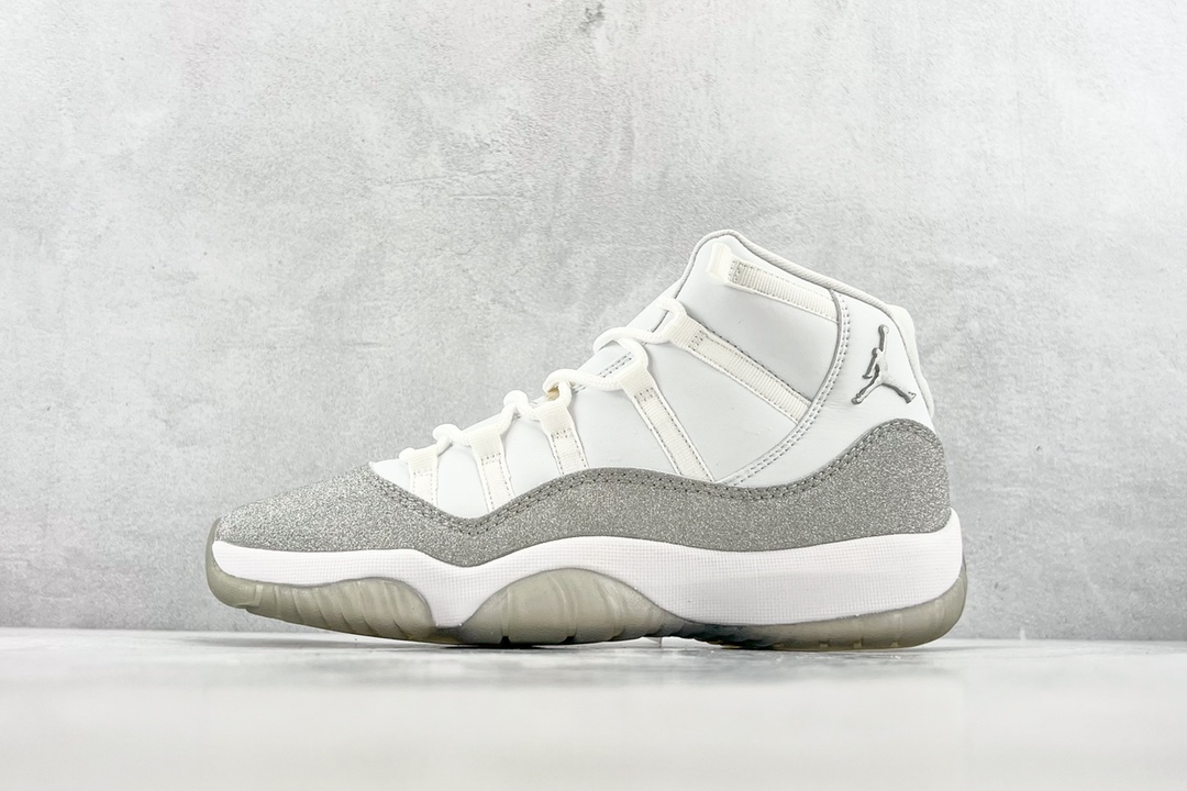 H0 原 4Air Jordan 11 “Metallic Silver” 闪粉 满天星 也被称为「满天星」Air Jordan 11，不仅有白色和银色的亮眼活力搭配，银色漆皮部分更是以细腻精致的满天星效果示人，绝对的华丽至极皮革质感的鞋领和鞋舌、银色的立体飞人 Jumpman、数字 23 刺绣后跟，这些细节都以高规格打造，带来不俗的高级感受