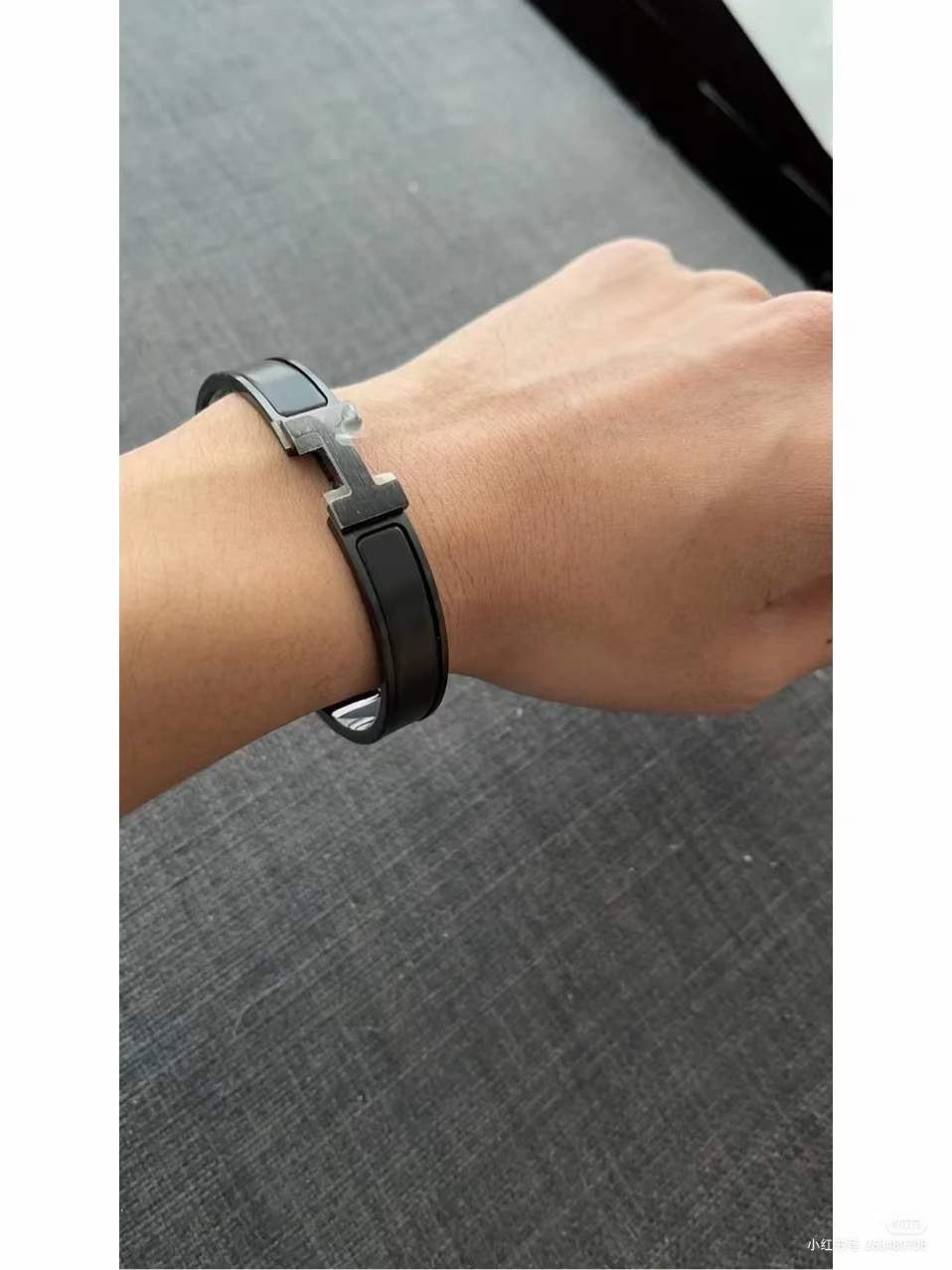 NO:101663,New cabinet style Hermes So Black Enamel Black Bracelet The latest new product!  The fog black-faced warrior, the new so black full enamel bracelet is so fragrant. It is at its peak as soon as it appears. The matte matte black pole is paired with a completely black metal simple, and the atmosphere is full of energy and temperament!  The bracelet is too angry, close your eyes and make a perfect match. The details are referenced as follows: Hermes bracelet, hermes, hermes, bracelet19860909柜专新款  爱马仕/Hermes So Black 珐全琅黑色手镯 近最期火新品！雾黑面武士,新款so black全珐黑琅手镯太也香了吧.一出即道巅峰,磨砂光哑黑杆上配全黑的金简属直绝了,气气质场拉满！气不场够手镯来凑,闭眼入,绝百对搭神器 自细家节实参拍考如下图,爱马仕手镯,hermes,hermes,bracelet,Jewelry