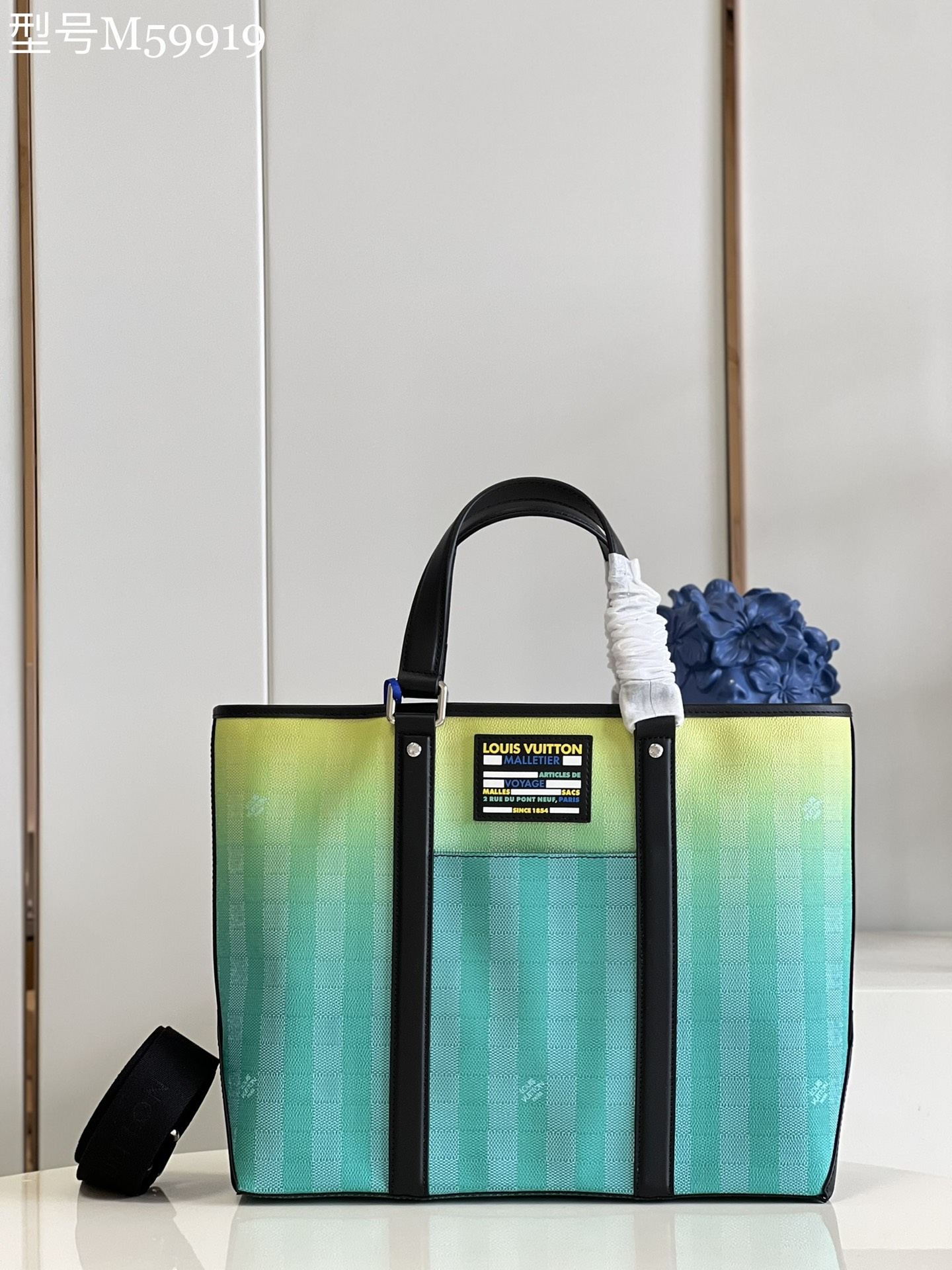 NO:398606,【Exclusive real shot M59919】Wkd Tote small handbags are striped to render gradient colors in order to reproduce the sunset of early spring. They are paired with Louis Vuitton leather labels, trims, handles and removable shoulder straps to make a good companion for weekend trips. Detailed features 37 x 29 x 13 cm (length x height x width) Z.,LV [original leather],louis vuitton,louis vuitton19860909【独家实拍M59919】Wkd Tote 小号手袋为条纹渲染渐变色彩,以期复现初春时节的落日余晖,搭配路易威登皮革标签、饰边、手柄和可拆卸肩带,成就周末出行良伴.详细特征37 x 29 x 13 厘米 (长度 x 高 x 宽)Z.,LV【原厂皮】,louis vuitton,louis vuitton,Bag