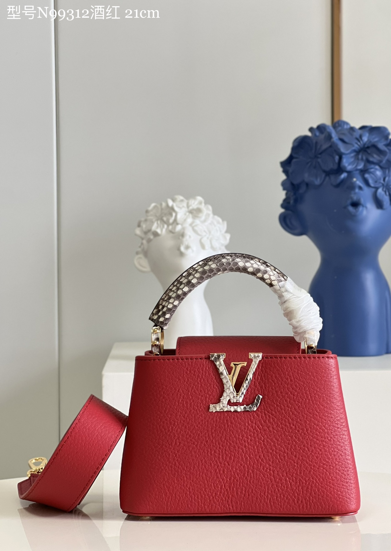 NO:398614,[Exclusive real photo of N99312 burgundy with snake pattern mini] May Day limited event, new and flawless issues, delivery quality packaging Capucines, a beautiful handbag, elegant and enter the sun. Fresh color powder rendering Taurillon leather, handle and mother lettering are covered with rare water snake skin, making the neat line more soft and beautiful. Paired with removable leather shoulder straps, shoulder and back are all suitable for both Size: 21×14×8 Original price, feedback price 949 [Warm reminder This model is limited in quantity, and the special price will not support return once it is sold!  】,LV【Original Skin】,louis vuitton,snakeskin19860909【独家实拍N99312酒红配蛇纹 迷你】五一限时活动 全新无瑕疵问题 配送精品包装 Capucines 迷手你袋,优雅步春入日.清新彩粉渲染 Taurillon 皮革,手柄与母字以珍异水蛇皮包覆,令利落线更条添柔美气息.搭配拆可卸皮革肩带,肩背挎斜皆宜Size:21×14×8 原价 回馈价949【温馨提示此款数量有限 特价一经售出概不支持退换！】,LV【原厂皮】,louis vuitton,snakeskin,Bag