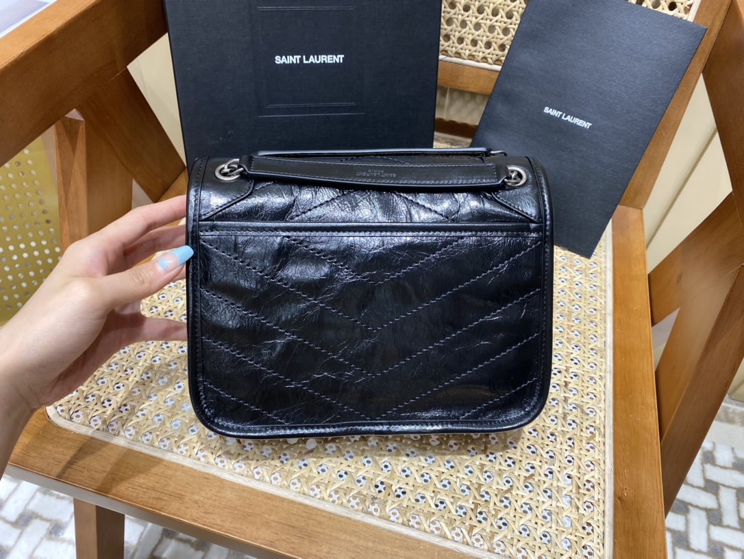 YSL 𝐍𝐢𝐤𝐢 22𝐜𝐦 邮差包 633151黑色/银链