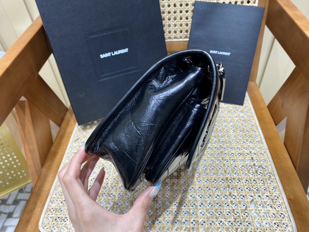 YSL 𝐍𝐢𝐤𝐢 22𝐜𝐦 邮差包 633151黑色/银链