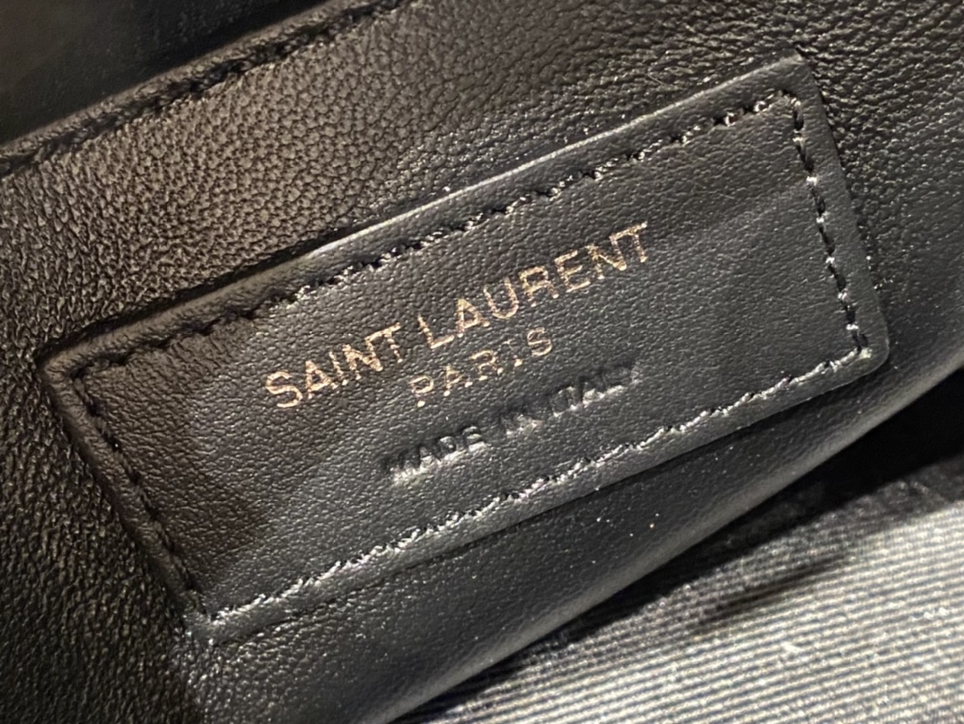 YSL 𝐍𝐢𝐤𝐢 22𝐜𝐦 邮差包 633151黑色/银链