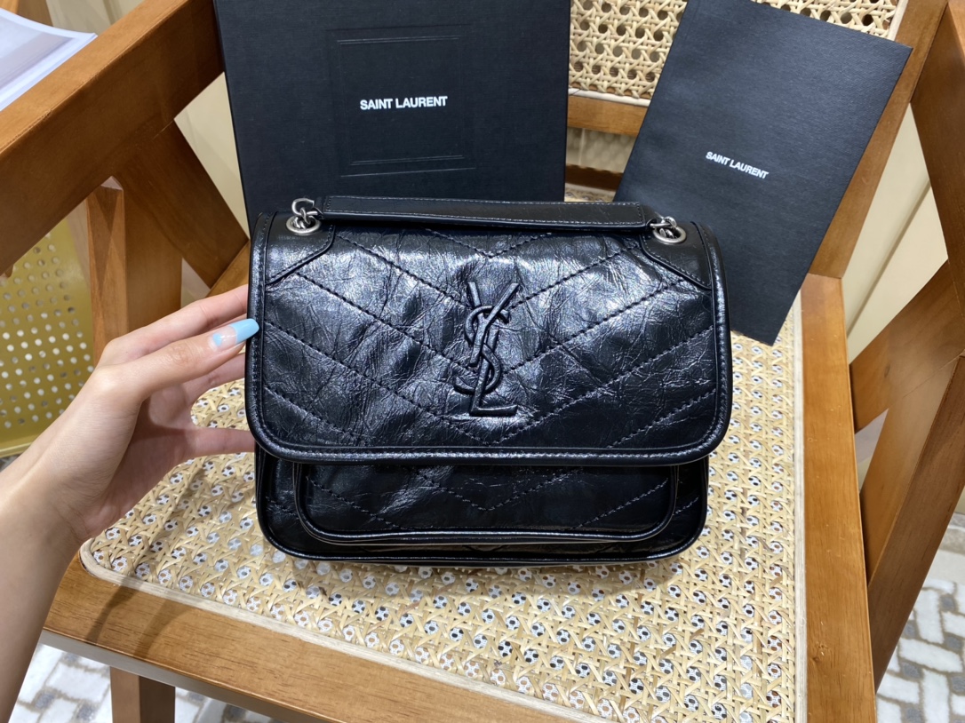 YSL 𝐍𝐢𝐤𝐢 22𝐜𝐦 邮差包 633151黑色/银链