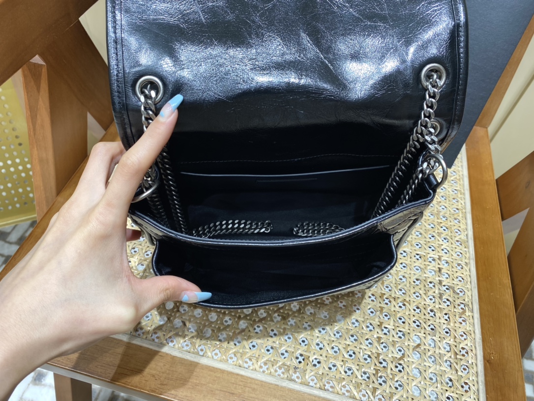 YSL 𝐍𝐢𝐤𝐢 22𝐜𝐦 邮差包 633151黑色/银链