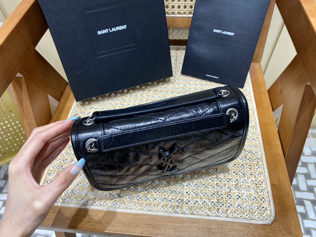 YSL 𝐍𝐢𝐤𝐢 22𝐜𝐦 邮差包 633151黑色/银链