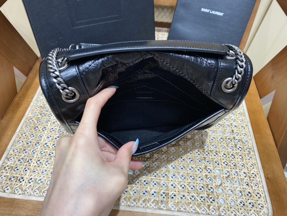 YSL 𝐍𝐢𝐤𝐢 22𝐜𝐦 邮差包 633151黑色/银链