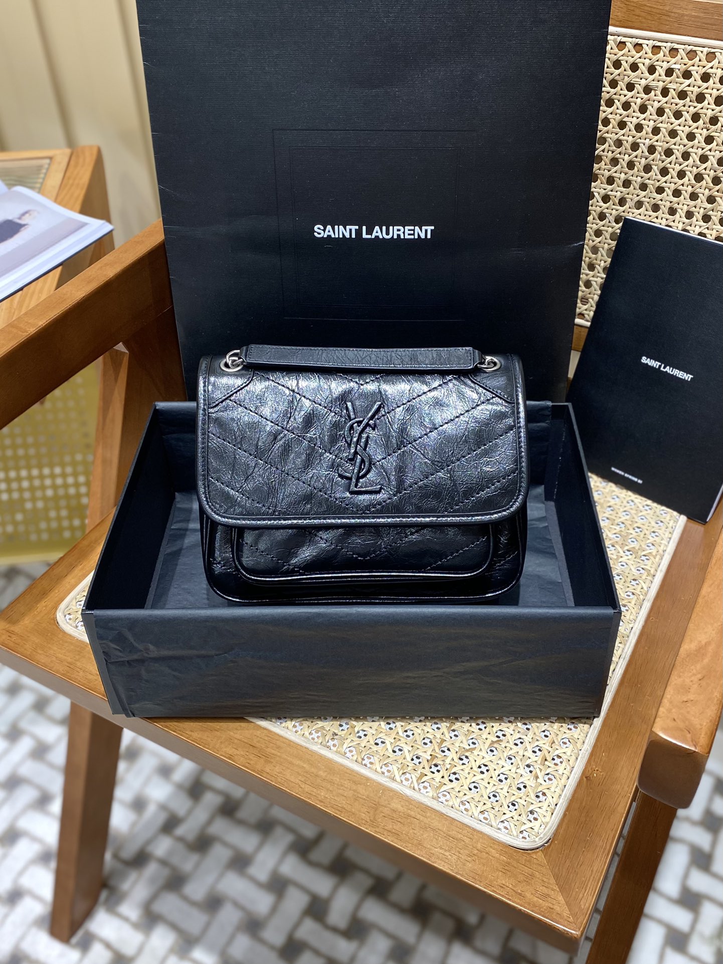 YSL 𝐍𝐢𝐤𝐢 22𝐜𝐦 邮差包 633151黑色/银链