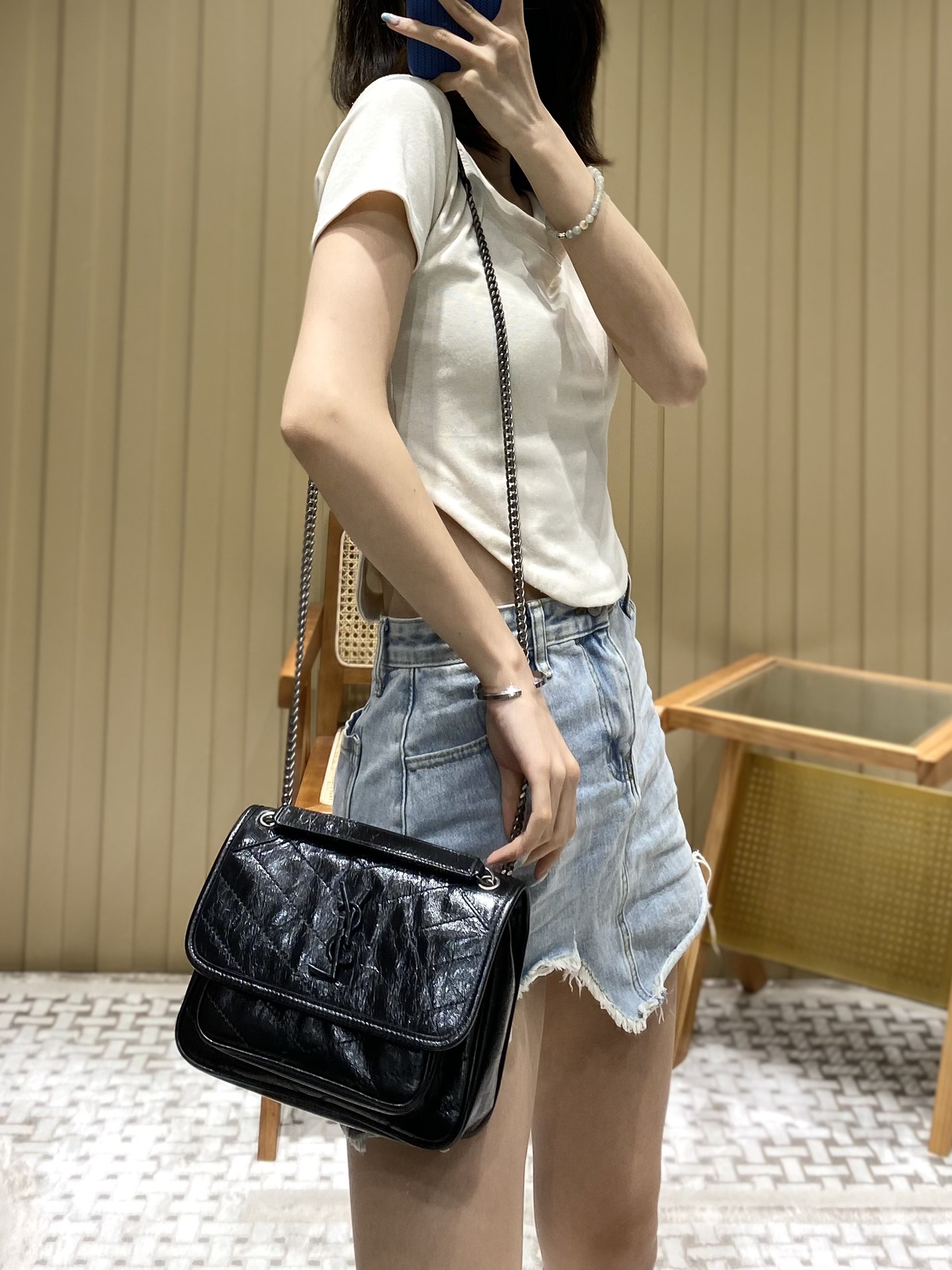 YSL 𝐍𝐢𝐤𝐢 22𝐜𝐦 邮差包 633151黑色/银链