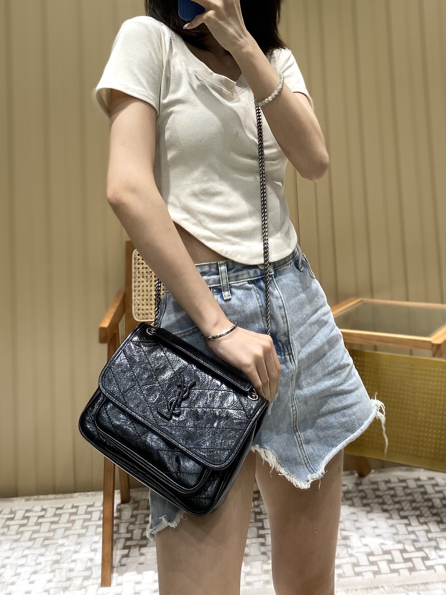 YSL 𝐍𝐢𝐤𝐢 22𝐜𝐦 邮差包 633151黑色/银链