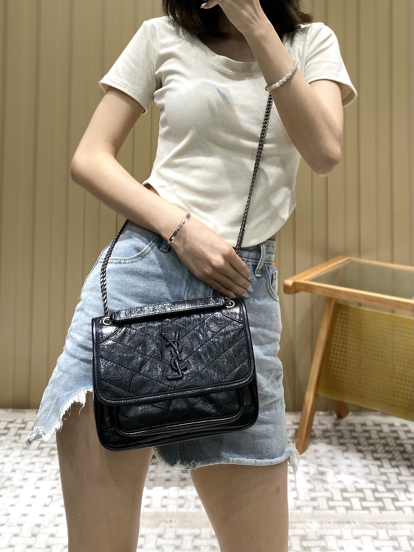 YSL 𝐍𝐢𝐤𝐢 22𝐜𝐦 邮差包 633151黑色/银链