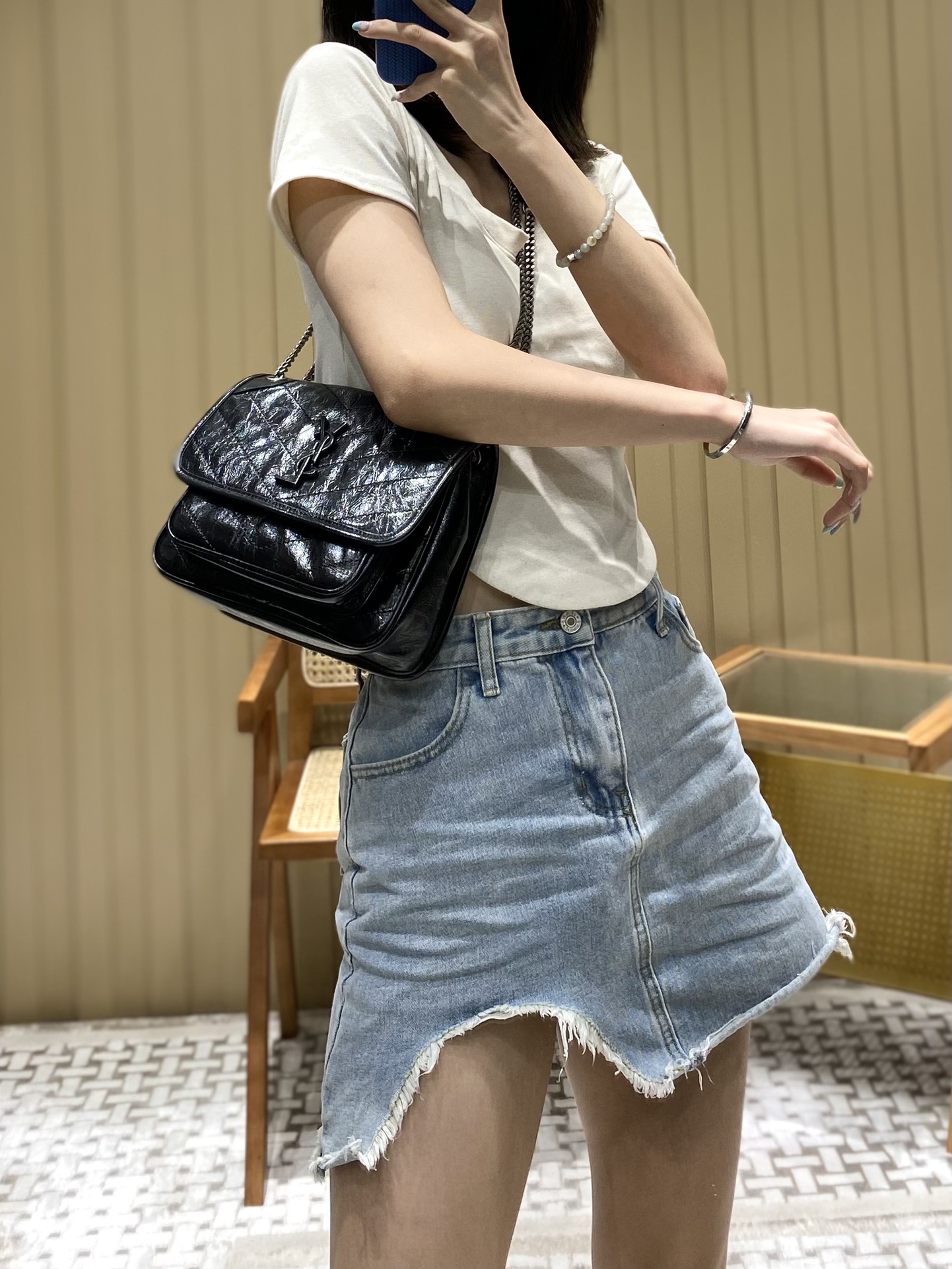 YSL 𝐍𝐢𝐤𝐢 22𝐜𝐦 邮差包 633151黑色/银链