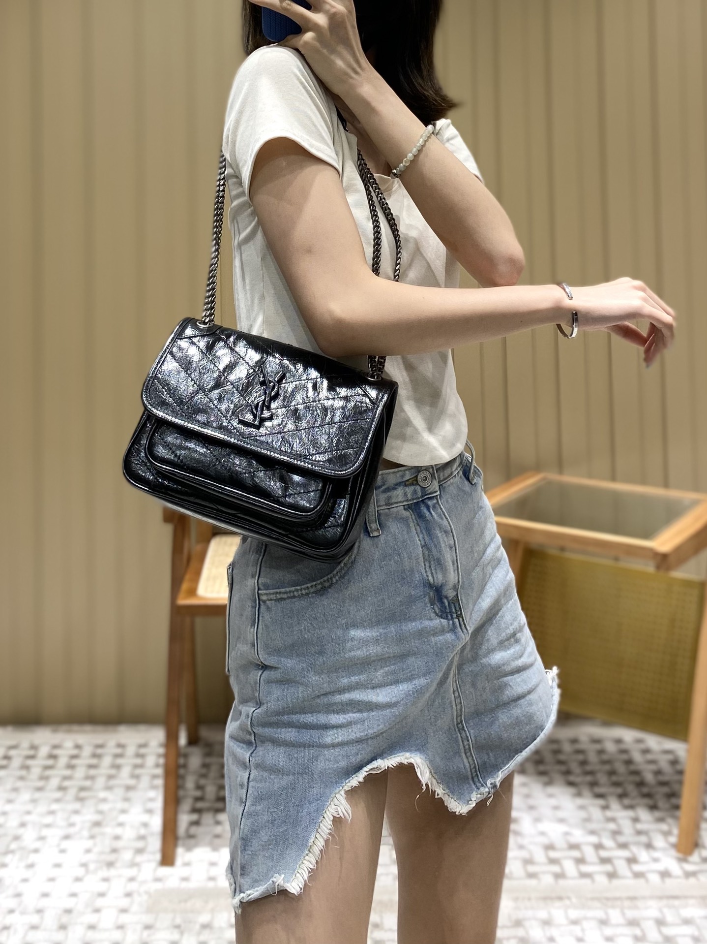 YSL 𝐍𝐢𝐤𝐢 22𝐜𝐦 邮差包 633151黑色/银链