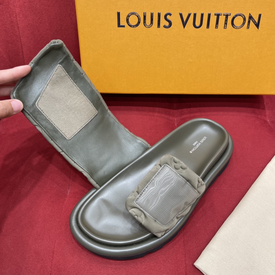 LV/路易威登   老花浮雕图案爆款女士凉鞋