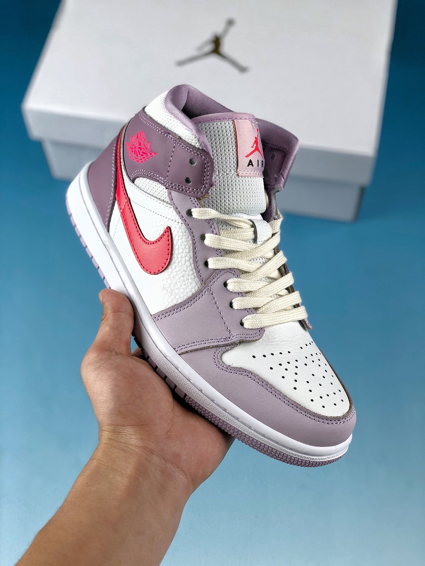 本地自取 终端放店
Air Jordan AJ1 Mid “Valentine Day” 情人节
近日，又一款情人节主题配色的 Air Jordan 1 Mid 曝光，一定能俘获不少小姐姐的芳心
鞋面以白色呈现，搭配淡粉色鞋身框架，鞋侧粉色 Swoosh Logo 拥有十分吸睛效果，整体构色弥漫着浪漫气息
鞋跟点缀三朵红色玫瑰图案作为装饰，呼应鞋款主题
货号：DR0174-500
尺码：36 36.5 37.5 38 38.5 39 40