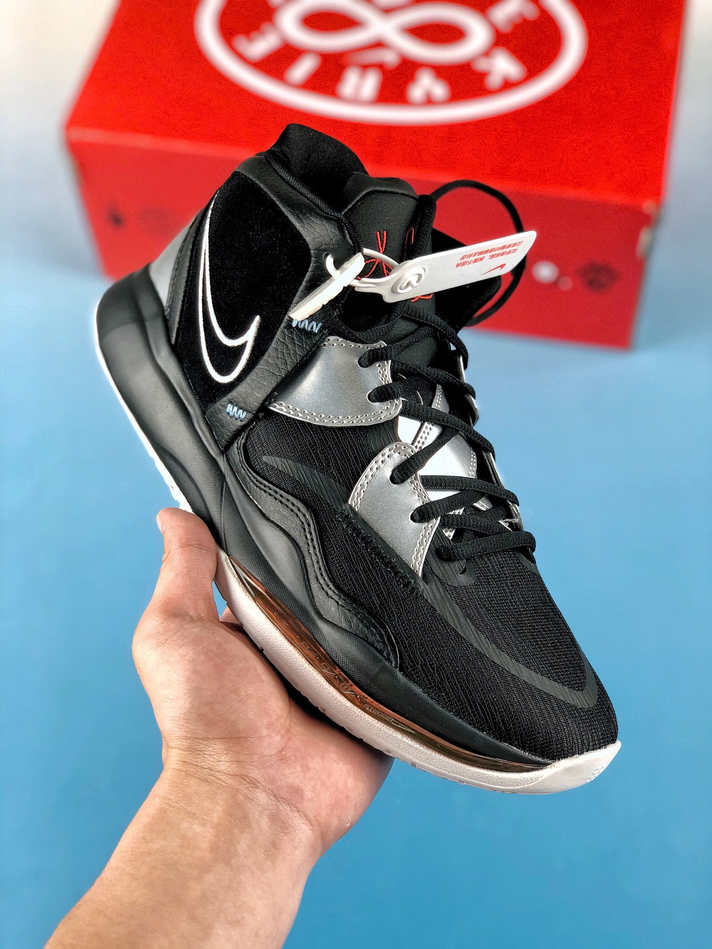 本地自取 终端放店
Nike Kyrie 8 EP最强欧文8代 
独家革新登场‼ 好货会迟到 绝不缺席全方位解决公司货实战痛点 【革新】打造实战标杆
●独家搭载中底抗扭片（市场尝鲜全无）
●中底发泡密度独家升级！解决公司中底刚性不足问题！抗扭性能大幅提升！
●中底一次发泡工艺 区分市场货品
●鞋身四层高频工艺（ZP三层）-大幅提升鞋面强度
●鞋面网纱厚度增加 独家内嵌补强层 
●前后原厂级ZOOM气垫，提供澎湃回弹 【独家提升后掌气垫面积】正品后掌为口香糖大小，灭世纯原达到后掌全覆盖
●外底独家模具，加厚2mm，驭帅橡胶底同源材质
●鞋型历经数月调教 极致还原鞋脚一体性，滚动感以及包裹体验（区分市场土肥圆）
实战鞋从来不是用速度说话[抱拳]唯有态度方能缔造口碑 
灭世纯原 致力顶级实战革新体验 独家售后保驾护航！
尺码：39-46 标准码 无需买大
货号：DC9134-001