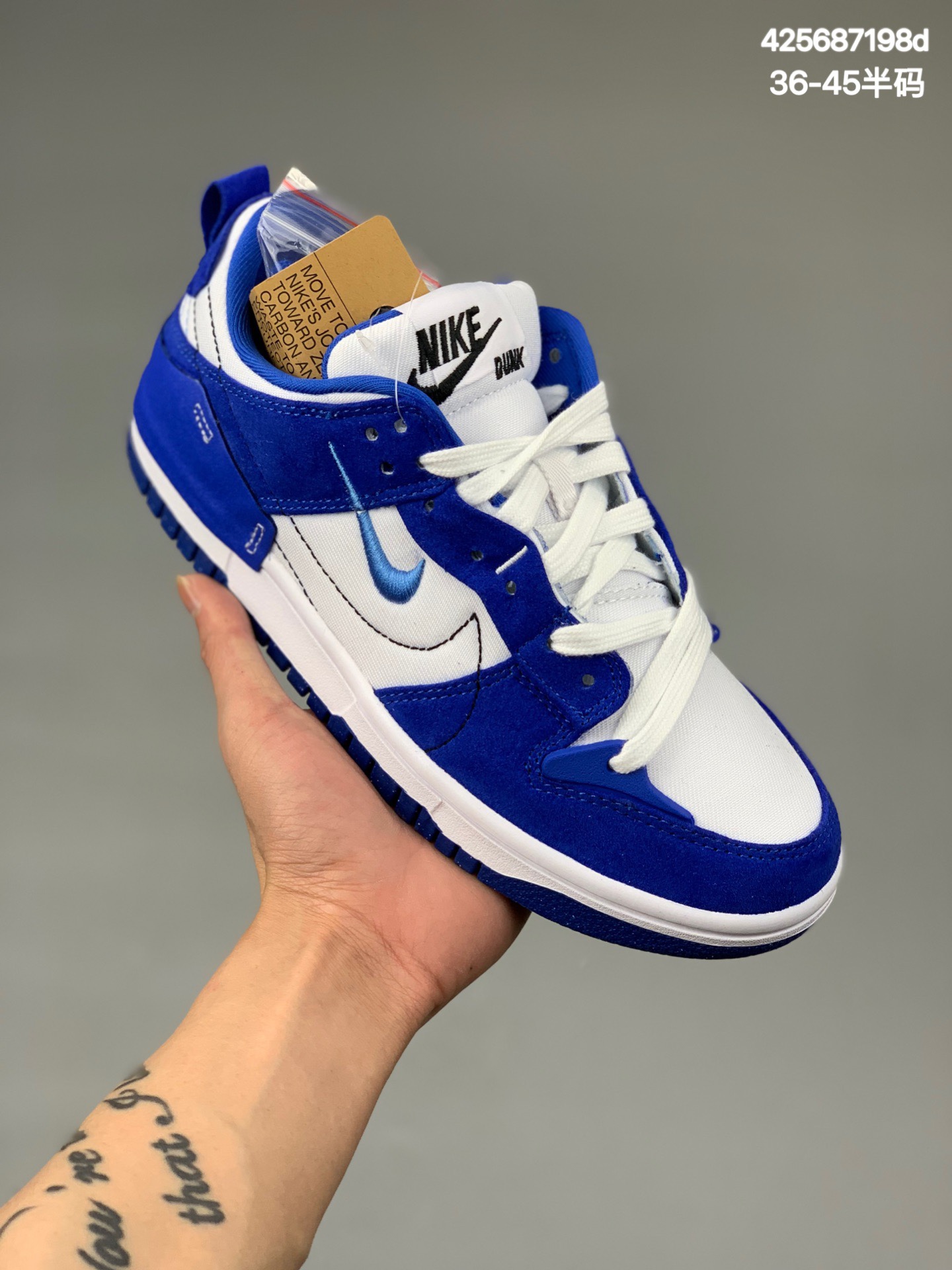 
Nike Dunk Low Disrupt 2 克莱因蓝
内侧的 Nike Swoosh 采用缝线勾勒出轮廓，最亮眼的设计莫过于外侧的小型 Swoosh 使用蓝色刺绣制作而成，在稳重的同时又不失俏皮可爱。后跟周围使用帆布材质做半包露出一半的橡胶中底，融入摩登感觉，为经久不衰的设计增添了新的亮点
货号: DH4402-102
尺码:35.5 36 36.5 37.5 38 38.5 39 40 40.5 41 42 42.5 43 44 45
编码：425687198d