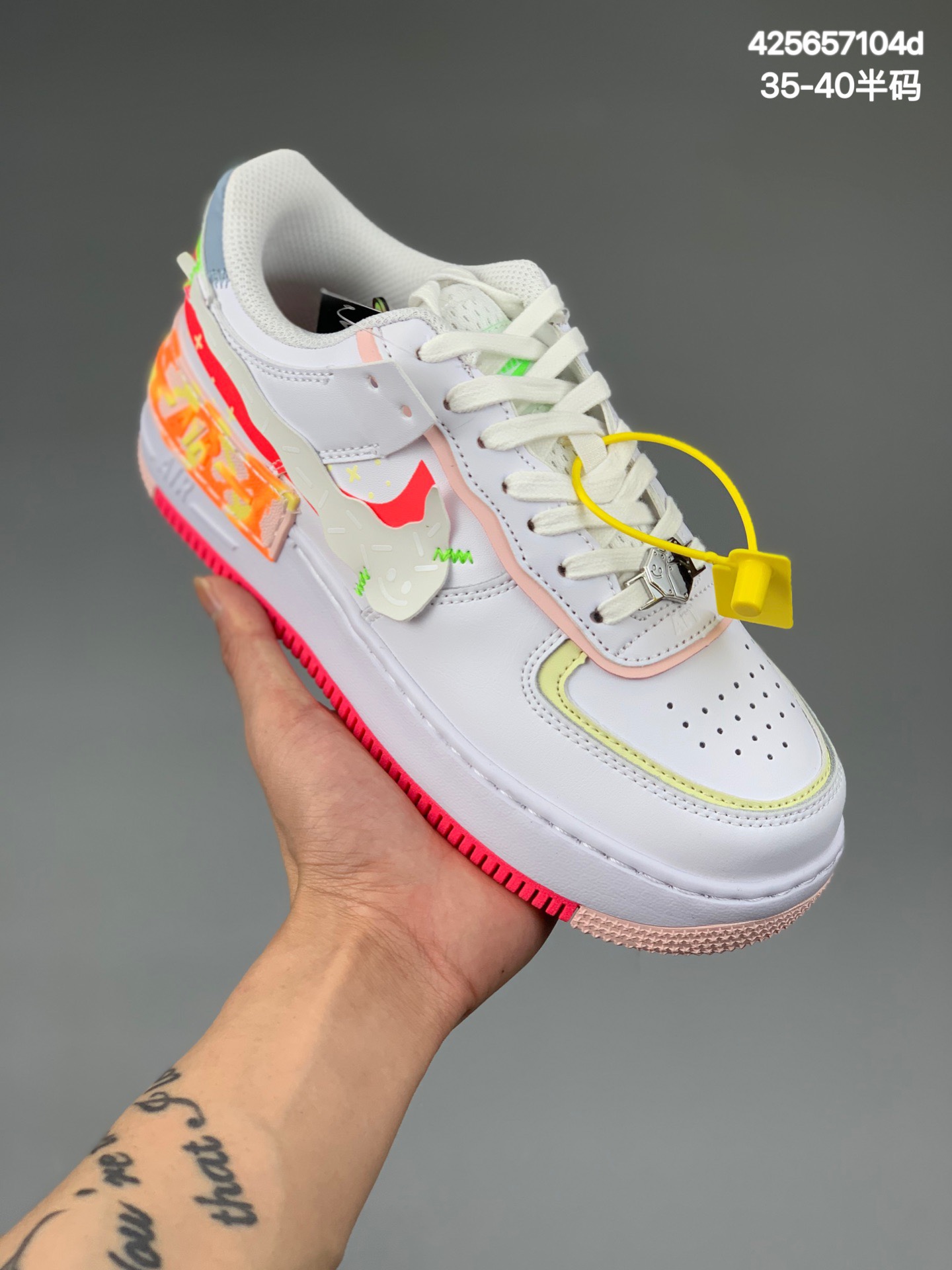 
NIKE  耐克低帮板鞋 马卡龙  白红桔
Nike Air Force 1 “Shadow” 造型设计上与 Sacai x Nike 系列颇为相似，带有浓厚解构风格，侧身 Swoosh 采用叠加的形式呈现，同时后跟也将标志性 “AIR” 字样叠加，整体表现极为个性。

货号：DV1364-111
尺码：35.5 36 37.5 38 38.5 39 40 
编码：425657104d