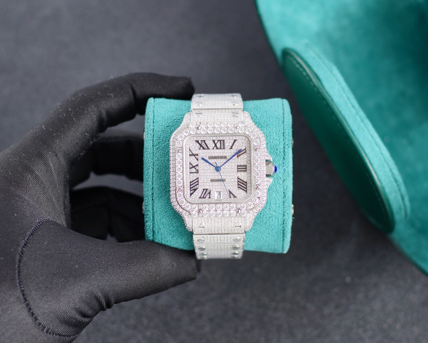 NO:391860,Cartier Sandusman Stars are coming!  The entire watch took 2 years to develop and finished product, and the most advanced inlay technology is adopted. The strap uses boundless inlay technology to make the whole watch look amazing. In order to achieve boundless inlay effect, countless attempts have been made. While maintaining the thickness of the original strap, it is also necessary to ensure the perfect inlay effect; 1. 316 stainless steel material, size 40mm, uses a stable Citizen movement, and it is stable when walking!  2. Swiss craft fired steel watch needles are equipped with blue glass white film/anti-glare/anti-hand patterns. 3. Equipped with Cartier's two practical inventions 'SmartLink' bracelet adjustment device and 'QuickSwitch' strap quick replacement device. The strap is very comfortable to wear!  Welcome to taste it!  Produced by ZY, stuart weitzman, cartier19860909卡地亚山度士满天星震撼来袭！整表研发到成品历时2年,采用最先进的镶嵌工艺,表带更是采用无边镶工艺使整表看起来非常惊艳,为了实现无边镶效果经历无数次的尝试,在保持原版表带厚度的同时还要保证完美的镶嵌效果； 1、316不锈钢材料,尺寸40mm,采用稳定西铁城机芯,走时稳当！ 2、瑞士工艺烧制钢表针,配备蓝玻璃增透白膜/防炫/防手纹 3、配备卡地亚实用两项发明“SmartLink”表链调节装置和“QuickSwitch”表带快速替换装置,佩戴起来表带非常贴手舒服！ 欢迎品鉴！ZY出品,,stuart weitzman,cartier,Watch