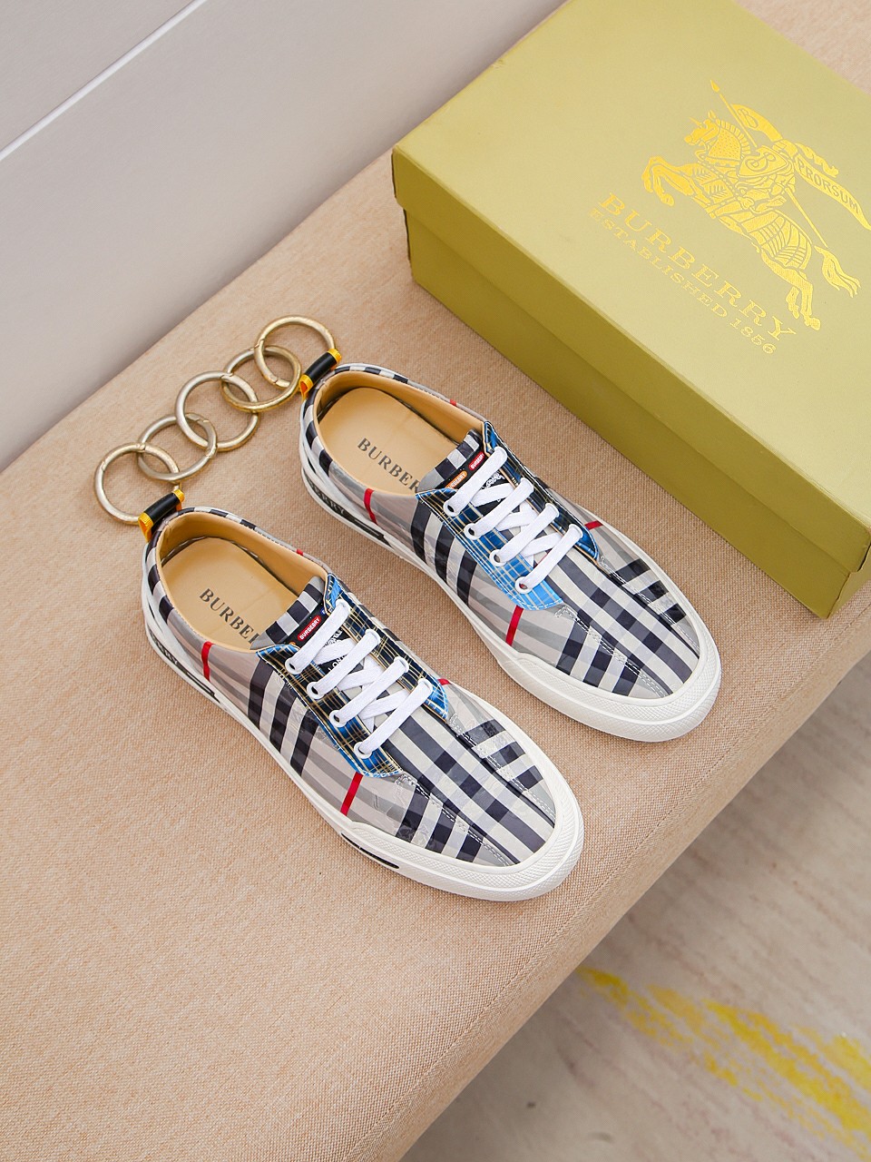 I0  Burberry 巴宝莉 经典休闲鞋2022休闲运动男鞋，懒人套脚板鞋 帆船鞋 全新米兰时装时尚的设计，完美做工，原版复刻 骑士花纹😍 材质：头层牛皮柔软舒适，羊皮鞋垫，适合户外青年跑步🏃户外司机驾车鞋 🚗套脚方便 懒人乐福首选原版橡胶耐磨大底，男鞋