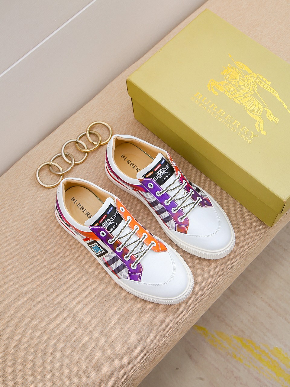 I0  Burberry 巴宝莉 经典休闲鞋2022休闲运动男鞋，懒人套脚板鞋 帆船鞋 全新米兰时装时尚的设计，完美做工，原版复刻 骑士花纹😍 材质：头层牛皮柔软舒适，羊皮鞋垫，适合户外青年跑步🏃户外司机驾车鞋 🚗套脚方便 懒人乐福首选原版橡胶耐磨大底，男鞋