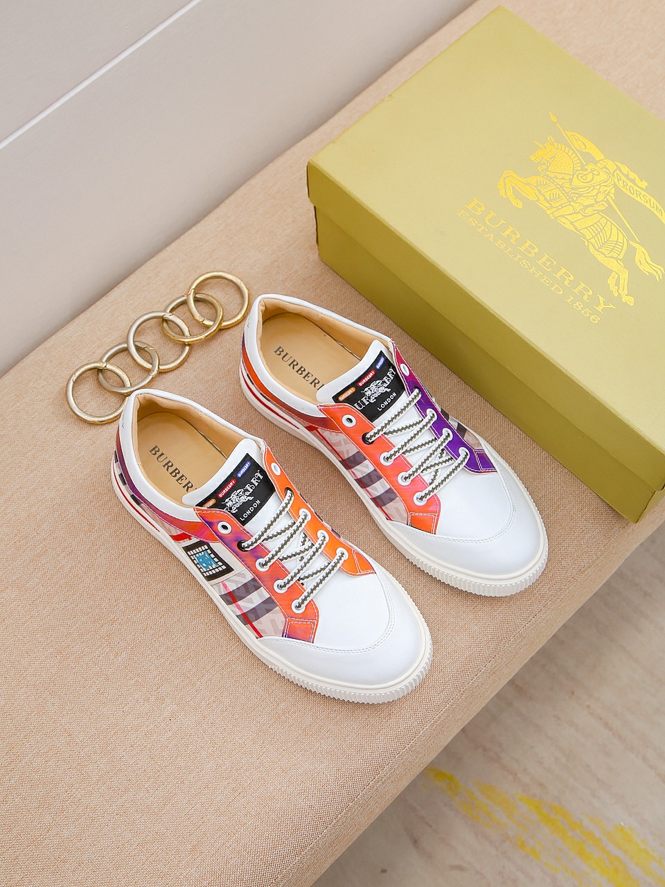 I0  Burberry 巴宝莉 经典休闲鞋2022休闲运动男鞋，懒人套脚板鞋 帆船鞋 全新米兰时装时尚的设计，完美做工，原版复刻 骑士花纹😍 材质：头层牛皮柔软舒适，羊皮鞋垫，适合户外青年跑步🏃户外司机驾车鞋 🚗套脚方便 懒人乐福首选原版橡胶耐磨大底，男鞋