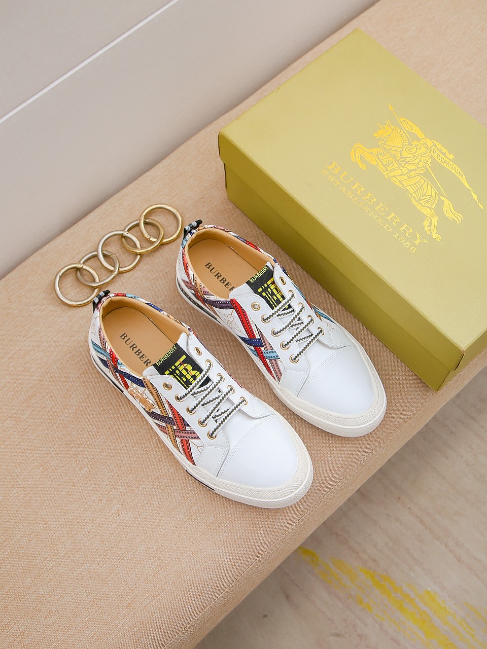 I0  Burberry 巴宝莉 经典休闲鞋2022休闲运动男鞋，懒人套脚板鞋 帆船鞋 全新米兰时装时尚的设计，完美做工，原版复刻 骑士花纹😍 材质：头层牛皮柔软舒适，羊皮鞋垫，适合户外青年跑步🏃户外司机驾车鞋 🚗套脚方便 懒人乐福首选原版橡胶耐磨大底，男鞋