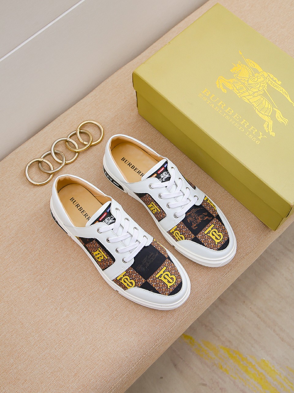 I0  Burberry 巴宝莉 经典休闲鞋2022休闲运动男鞋，懒人套脚板鞋 帆船鞋 全新米兰时装时尚的设计，完美做工，原版复刻 骑士花纹😍 材质：头层牛皮柔软舒适，羊皮鞋垫，适合户外青年跑步🏃户外司机驾车鞋 🚗套脚方便 懒人乐福首选原版橡胶耐磨大底，男鞋