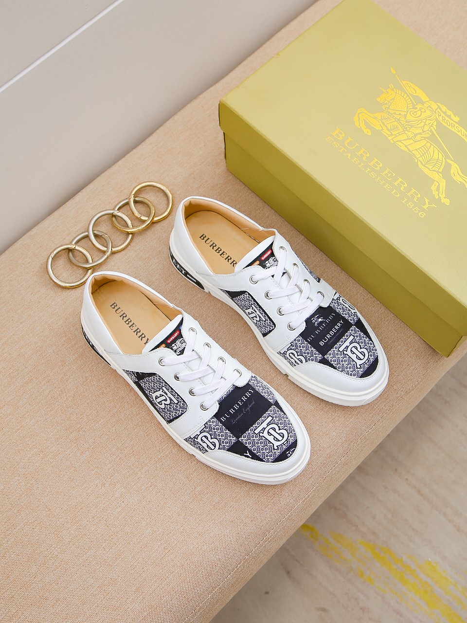 I0  Burberry 巴宝莉 经典休闲鞋2022休闲运动男鞋，懒人套脚板鞋 帆船鞋 全新米兰时装时尚的设计，完美做工，原版复刻 骑士花纹😍 材质：头层牛皮柔软舒适，羊皮鞋垫，适合户外青年跑步🏃户外司机驾车鞋 🚗套脚方便 懒人乐福首选原版橡胶耐磨大底，男鞋