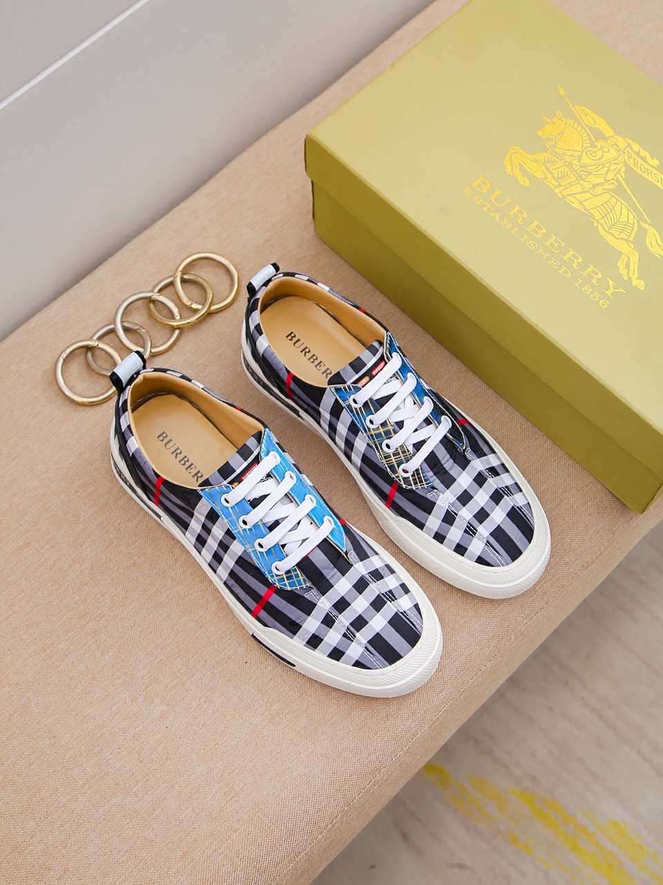 I0  Burberry 巴宝莉 经典休闲鞋2022休闲运动男鞋，懒人套脚板鞋 帆船鞋 全新米兰时装时尚的设计，完美做工，原版复刻 骑士花纹😍 材质：头层牛皮柔软舒适，羊皮鞋垫，适合户外青年跑步🏃户外司机驾车鞋 🚗套脚方便 懒人乐福首选原版橡胶耐磨大底，男鞋